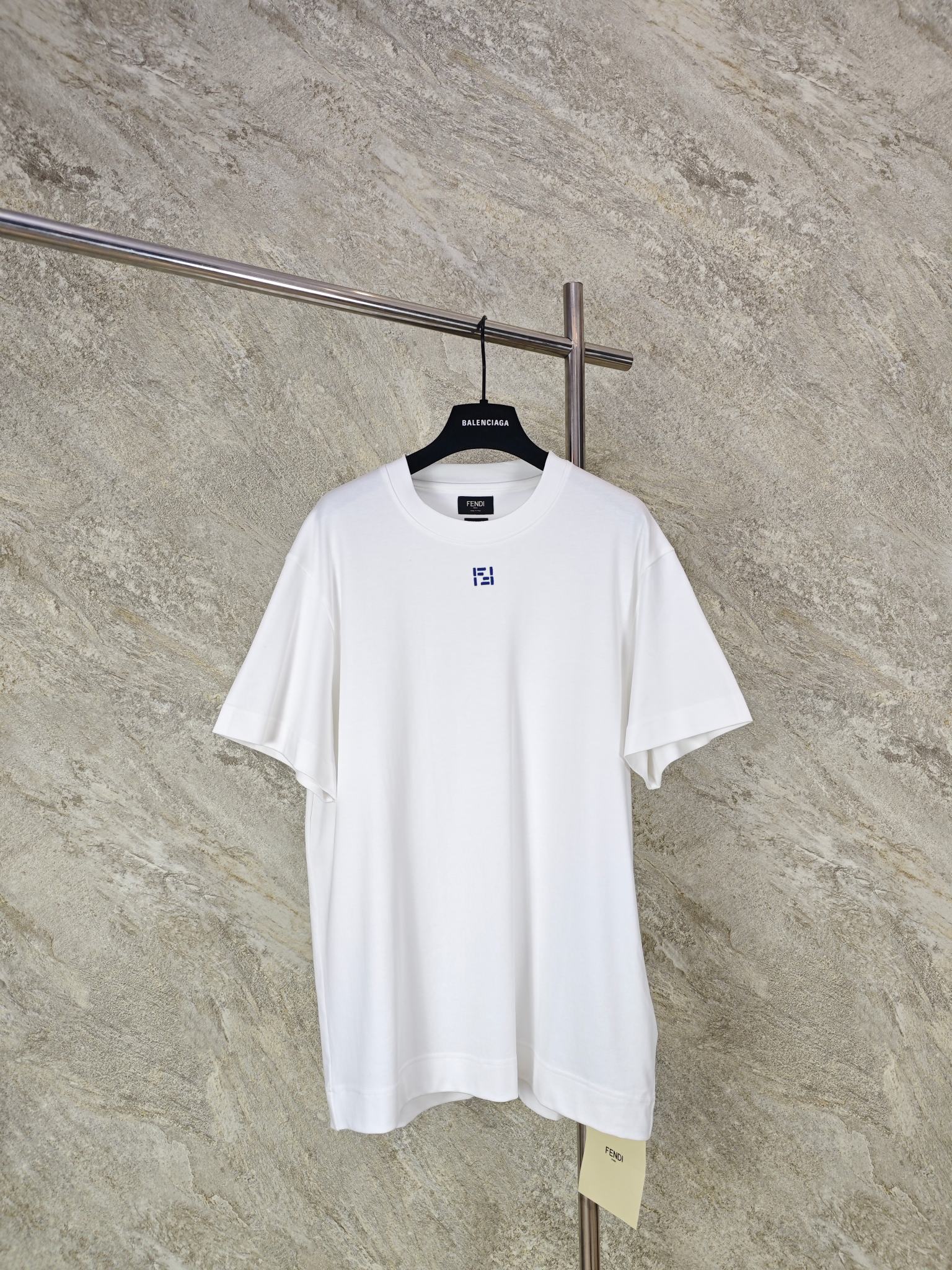 NO:824227,Top quality FENDI Double F embroidered round neck short-sleeved T-shirt. Fabric selection. High-count pure cotton plain fabric is selected. It is made of natural high-quality cotton fiber as raw material and adopts compact weaving process. The cotton fibers are arranged tightly and orderly, and the surface of the fabric is smooth and smooth without graininess. Customized blue high-gloss embroidery thread is used, and the high-precision operation of the embroidery machine forms a sharp contrast with the white cotton fabric, which has a strong visual impact.  SizeSMLXL, Fendi-clothing, fendi, fendi, T-shirt, tees, t-shirt,19860909顶级品质 FENDI双F刺绣圆领短袖T恤 面料选择 甄选高支数纯棉平纹面料,以天然优质棉纤维为原料,采用紧密纺织造工艺,棉纤维排列紧实有序,面料表面光洁平整无颗粒感 选用定制蓝色高光泽绣线,通过绣花机高精度作业,与白色纯棉面料形成鲜明撞色对比,视觉冲击力强.  SizeSMLXL,芬迪-服装,fendi,fendi,T-shirt,tees，t-shirt,,Women's clothing