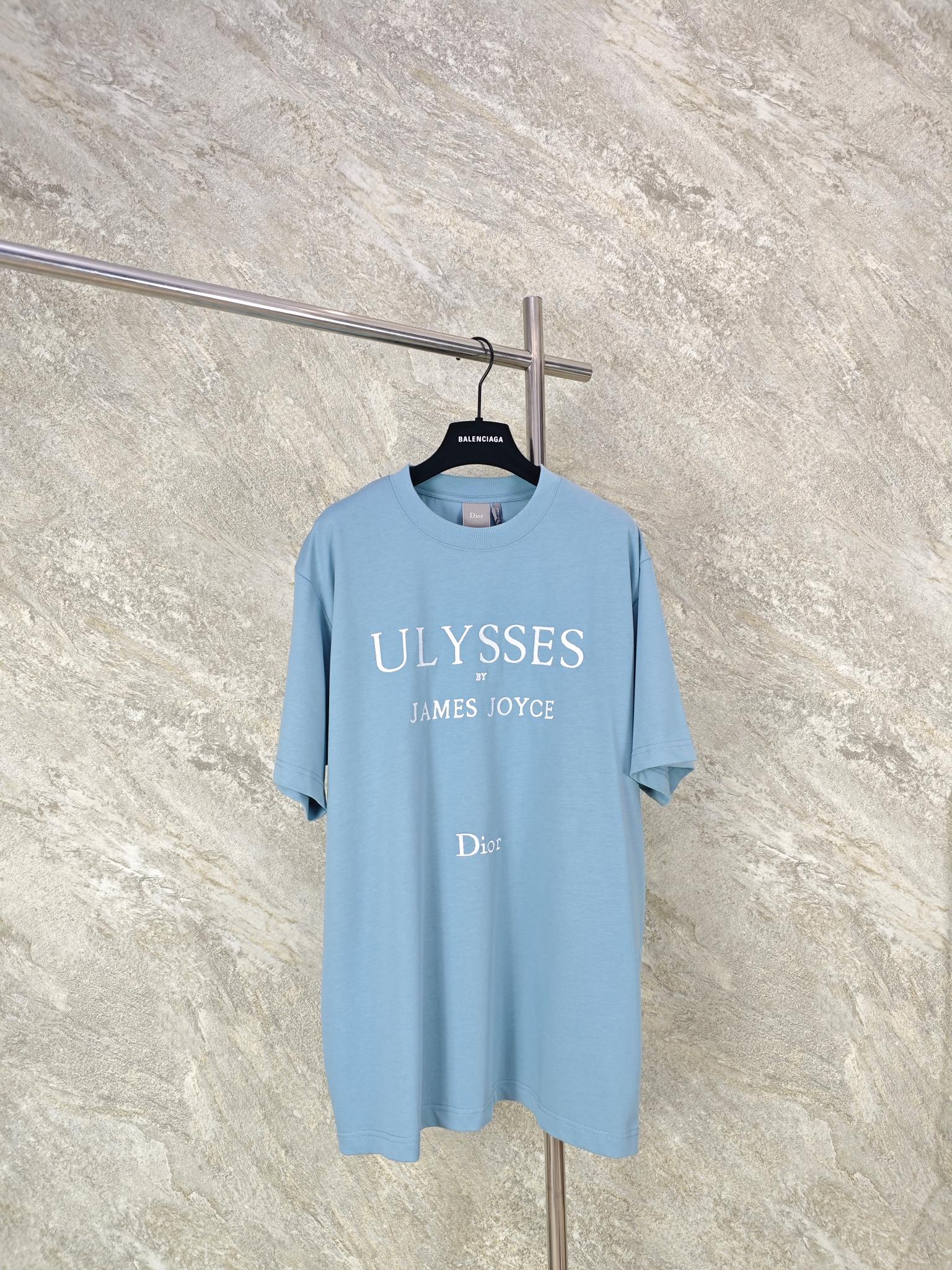NO:824309,Top quality Dior Ulysses themed short sleeve T-shirt size S M L XL  This Dior short-sleeved T-shirt is inspired by James Joyce's 'Ulysses'. The name of the literary master and the title of his work are presented in exquisite embroidery, injecting intellectual temperament into the simple silhouette. The matte haze blue tone is soft and advanced, the loose shoulder cut is suitable for various body shapes, and the pure cotton fabric is skin-friendly  Breathable, it not only retains the comfort of daily wear, but also hides Dior's iconic exquisite details - the low-key Dior logo on the hem, which silently highlights the brand heritage., Dior - clothing, dior, dior, T-shirt, tees, t-shirt,19860909顶级品质 Dior尤利西斯主题短袖T恤 size S M L XL 这件Dior短袖T恤以詹姆斯·乔伊斯的《尤利西斯》为灵感,将文学巨匠的名字与作品名以精致刺绣呈现,在简约廓形中注入智性气质.雾面雾霾蓝调柔和高级,宽松落肩剪裁适配多元身形,纯棉面料亲肤透气,既保留了日常穿着的舒适感,又暗藏迪奥标志性的精致细节——下摆处低调的Dior标识,于无声处彰显品牌底蕴.,迪奥-服装,dior,dior,T-shirt,tees，t-shirt,,Women's clothing