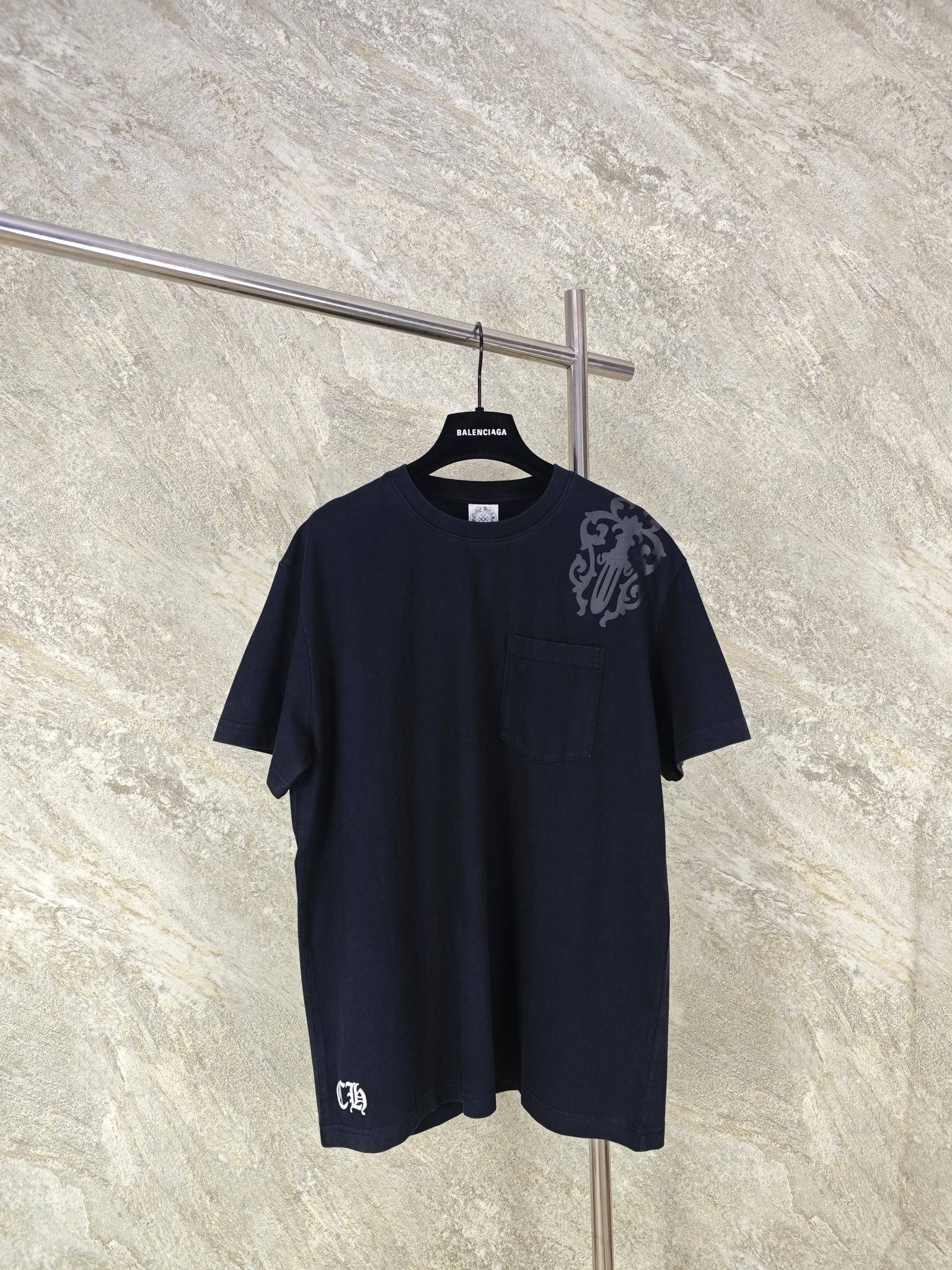 NO:824256,Top quality CH/Vintage cross shadow washed short sleeves. The fabric is made of 26-woven 220g cotton. Brushing treatment. The upper body is skin-friendly. The garments are aged and washed to restore the sense of the times. The printing uses high-temperature ink printing technology. The color of the printing area is extremely complex. Size S M L, Chrome hearts-clothing, chrome hearts, T-shirt,19860909顶级品质 CH/Vintage 十字暗影水洗短袖 面料采用26织220克全棉材质 磨毛处理 上身亲肤 成衣做旧水洗 复原年代感 印花采用高温油墨印花工艺 印花面积颜色极为复杂 尺码 S M L,克罗心-服装,chrome hearts,T-shirt,,Women's clothing