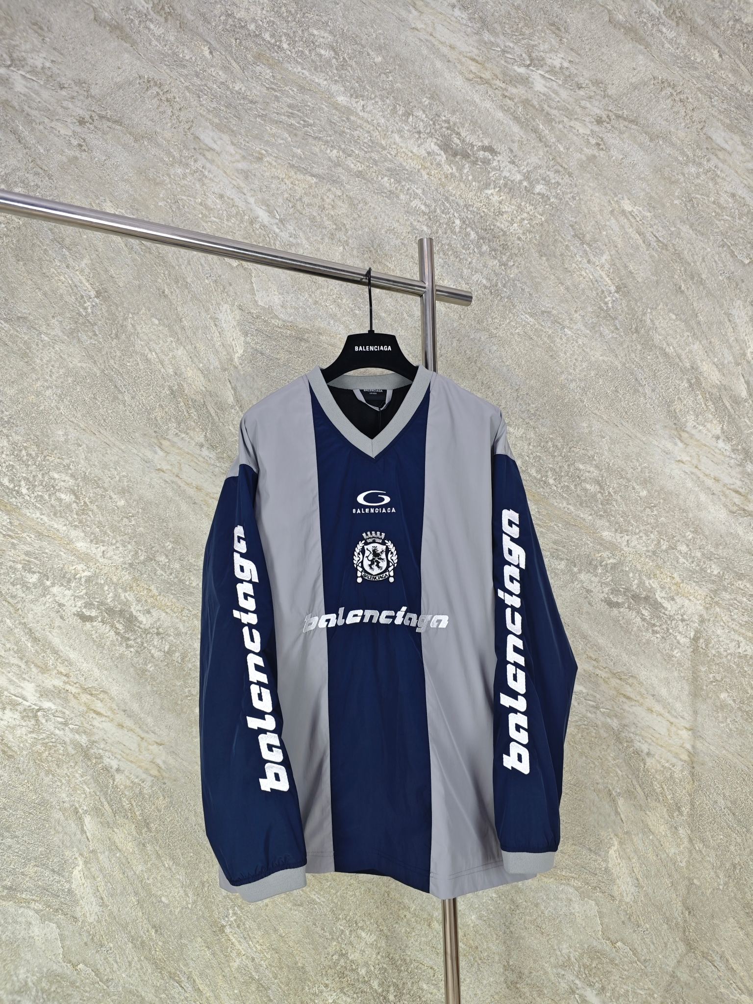 NO:824286,Top quality BLCG 26ss color matching jersey, technical nylon composite mesh lining, light and breathable, large area artistic logo embroidery, full of details SIZE 1 2 3, Balenciaga-clothing, balenciaga,19860909顶级品质 BLCG 26ss 拼色球服 科技尼龙复合网眼里布 轻薄透气 大面积艺术logo刺绣 细节拉满 SIZE 1 2 3,巴黎世家-服装,balenciaga,,Women's clothing
