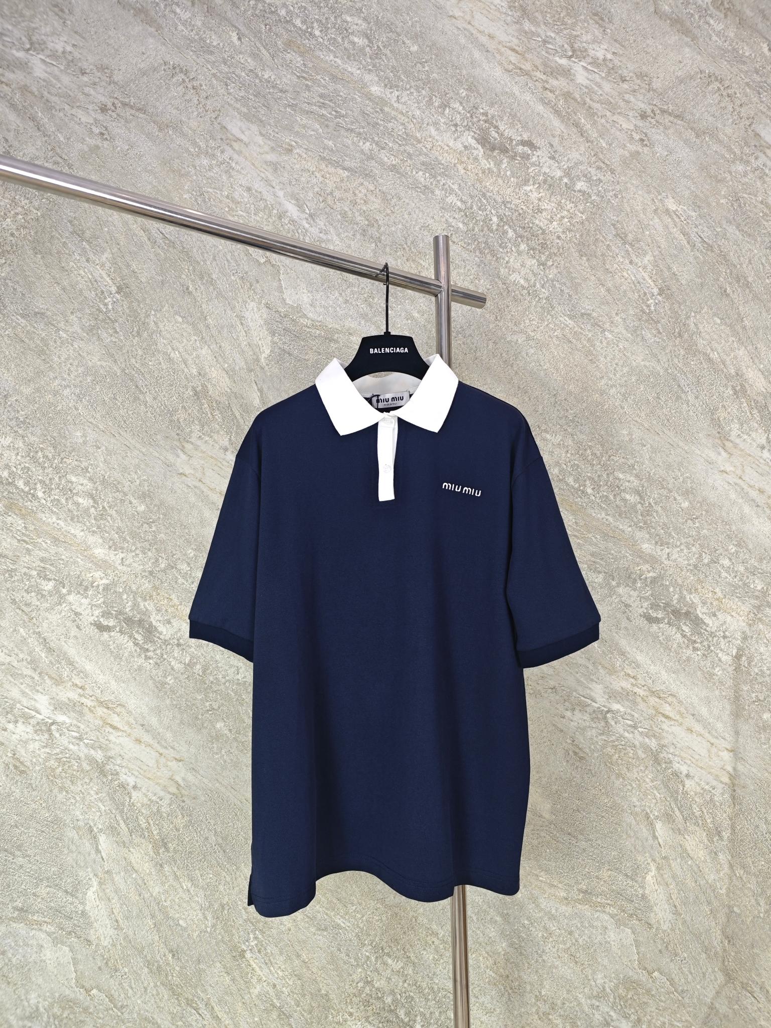 NO:824159,Top quality [ready stock] Miumiu white-collar splicing logo POLO shirt, size S M L. Original purchase and development of 9250, customized gram double fine cotton strand pique fabric with custom knitted pure white thread collar splicing fake two-piece ready-to-wear craftsmanship. After the ready-made garment is made, special potion is used to ferment the fabric to make it soft and comfortable to the body and prevent shrinkage. The small embroidery on the chest is imported from Behringer, without threading. Customized 11 buttons., Miumiu-Clothing, miumiu,19860909顶级品质【现货】Miumiu白领拼接徽标POLO衫 尺码 S M L 原版9250购入开发,定制克双精疏棉股珠地布搭配定制针织纯白螺纹领口拼接假两件成衣工艺.成衣后采用特殊药水经过面料酵洗,使得贴身柔软舒适防止缩水.胸口小刺绣采用百灵达进口刺绣,无连线.定制11纽扣.,缪缪-服装,miumiu,,Women's clothing