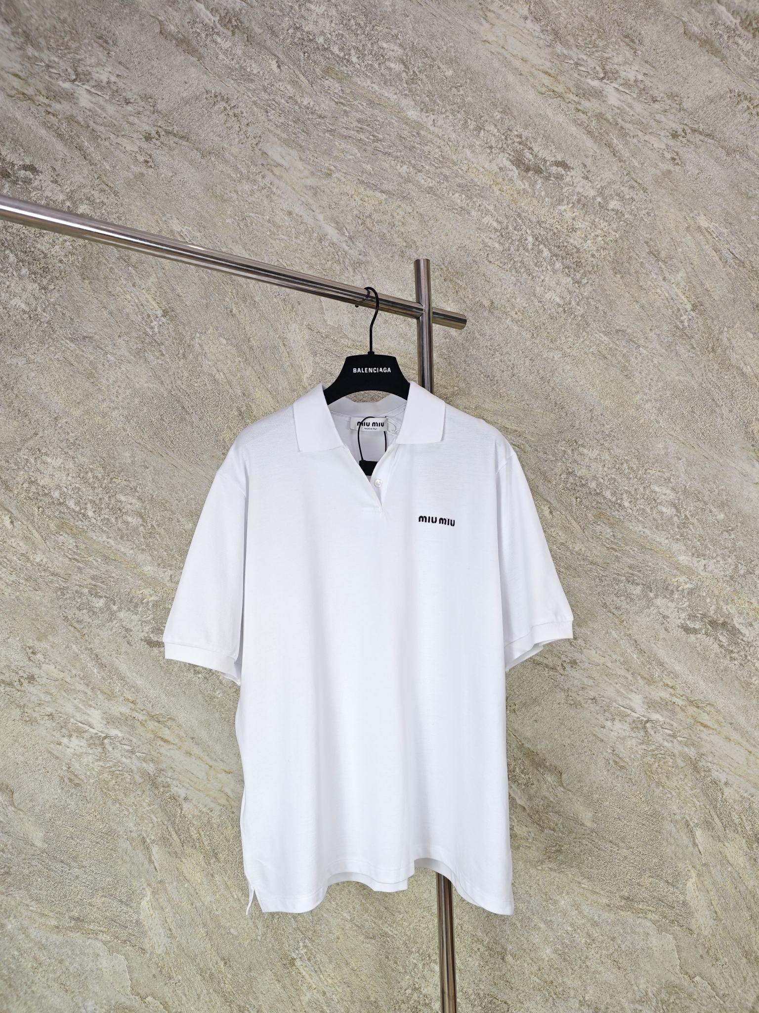 NO:824170,Top quality [all sizes in stock] Miumiu embroidered letter Polo shirt, originally purchased for 8,250, is made of custom-woven and custom-dyed 60-count double-ply 250-gram cotton-ammonia blend double-sided pique fabric. The collar is made of a dual-system jacquard custom-made flat machine. The letters on the chest are embroidered with imported Tajima machines with thousands of needles and stitch embroidery. The positioning embroidery is very full.  , fine stitching, clear patterns and strong sense of lines, letter details and spacing are greatly restored. The same color shell buttons of the same model are used in the molding, the front chest is double-layered with no open threads, the threads of the cuffs are woven by the same flat machine, and the three-label accessories are customized simultaneously. Classic lapel design, straight cut, slit at the hem, crisp and stylish upper body, simple and elegant, recommended to buy. Size: s-L, Miu Miu-clothing, miumiu,19860909顶级品质【全码现货】Miumiu 刺绣字母Polo衫 原8,250购入,采用定织定染60支双股250克重棉氨混纺双面珠地面料,衣领为双系统提花定织扁机制成.胸口字母采用进口田岛机万针刺绣搭配挨针绣工艺,定位刺绣非常的饱满 ,精细针法绵密,图案清晰且线条感强,字母细节和间距都极大的还原.开模同型号同色光贝壳扣,前胸无明线无散口双层面筒,袖口缝盘螺纹同为扁机织造,三标辅料同步定制.经典翻领设计,直筒剪裁,下摆开叉,上身挺括有型,简洁大方,推荐购入. size: s-L,缪缪-服装,miumiu,,Women's clothing