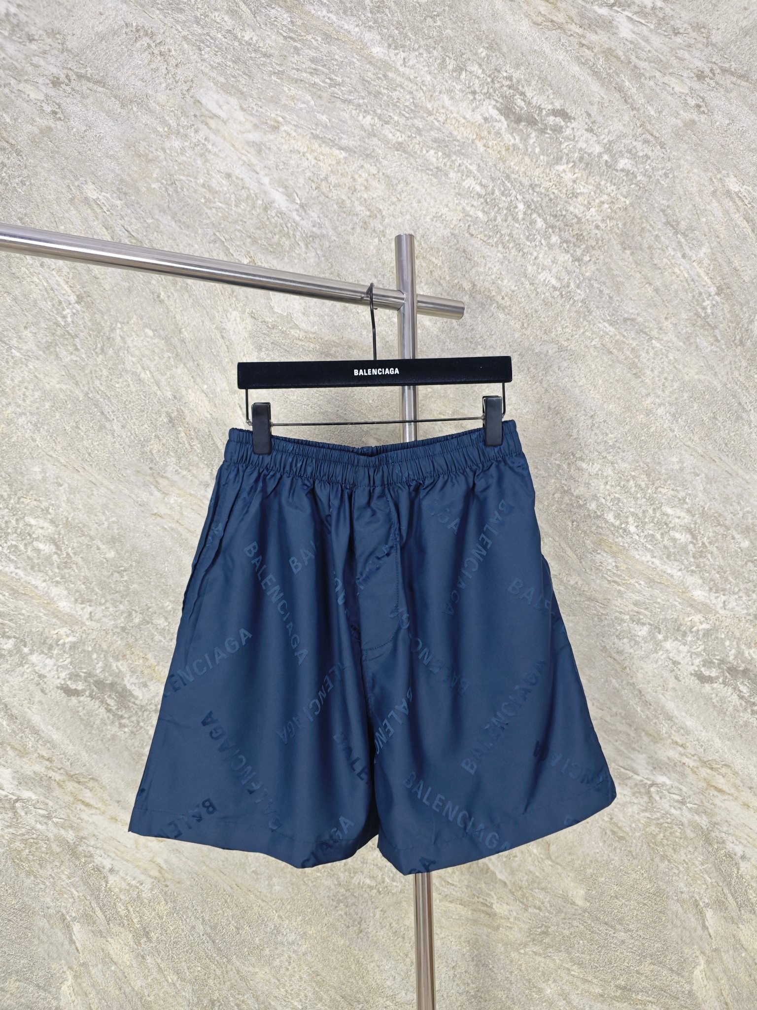 NO:824245,Top quality ready-made BLCG barrage jacquard all-over print shorts. The original version was purchased and developed for 7,750. It is made of customized polyester fiber twill fabric, which is comfortable and full of texture. It is custom-woven and dyed, and the colors are consistent. The logo is made of cloth stencil embossing process, which is full of three-dimensionality and has perfect details. The whole set of accessories is independently developed, and every small detail is perfectly presented. The whole body is laser positioned to cut the pieces, positioning splicing, and pocket splicing logo positioning. SIZE  48.50.52, Balenciaga-clothing,balenciaga,shorts,19860909顶级品质现货 BLCG 弹幕提花满印短裤 原版7,750购入开发,采用定制聚酯纤维斜纹面料,肤感舒适 质感十足.定织定染,颜色一致.标识logo采用布匹钢印压花工艺 立体感十足 细节完美.全套辅料独立开发,每一个小细节都完美呈现.全身激光定位切割裁片,定位拼接 口袋拼接logo定位. SIZE 48.50.52,巴黎世家-服装,balenciaga,shorts,,Women's clothing