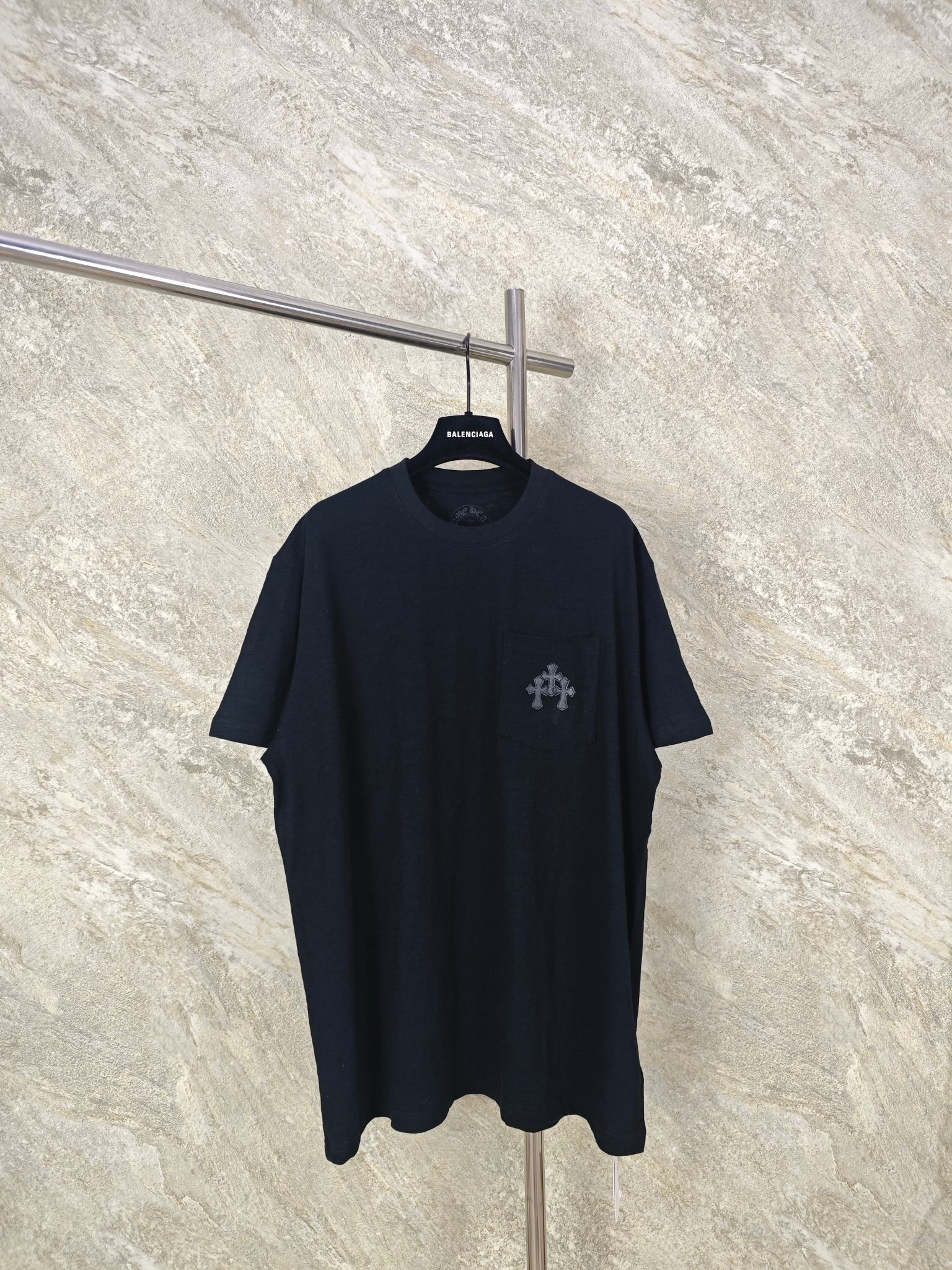NO:824176,Top quality CH floral yarn slub cotton and leather short sleeves. The fabric is made of the original custom-woven and custom-dyed floral yarn slub cotton. Orders are made by the ton. The cotton fabric uses a special process to give the yarn a layered color. It features irregular color texture on the surface. It is soft, stiff, breathable, and feels close to baby skin. The three-flower leather part is compared to the original version. It uses imported pebbled lambskin. It is sewn on the edge. The labor cost is extremely high. SIZE S M L, Kroxin-clothing, chrome  hearts,T-shirt,sheepskin,19860909顶级品质 CH 花纱竹节棉拼皮短袖 面料采用原版定织定染花纱竹节棉棉 按吨起订 通过特殊工艺让纱线呈现出色彩层次感的棉质面料 特点表面有不规则的色彩纹理 兼具柔软 挺括 透气 手感接近婴儿肌肤 三花皮料部分对照原版采用进口荔枝纹小羊皮 延边车缝 人工费用极高 SIZE S M L,克罗心-服装,chrome hearts,T-shirt,sheepskin,,Women's clothing