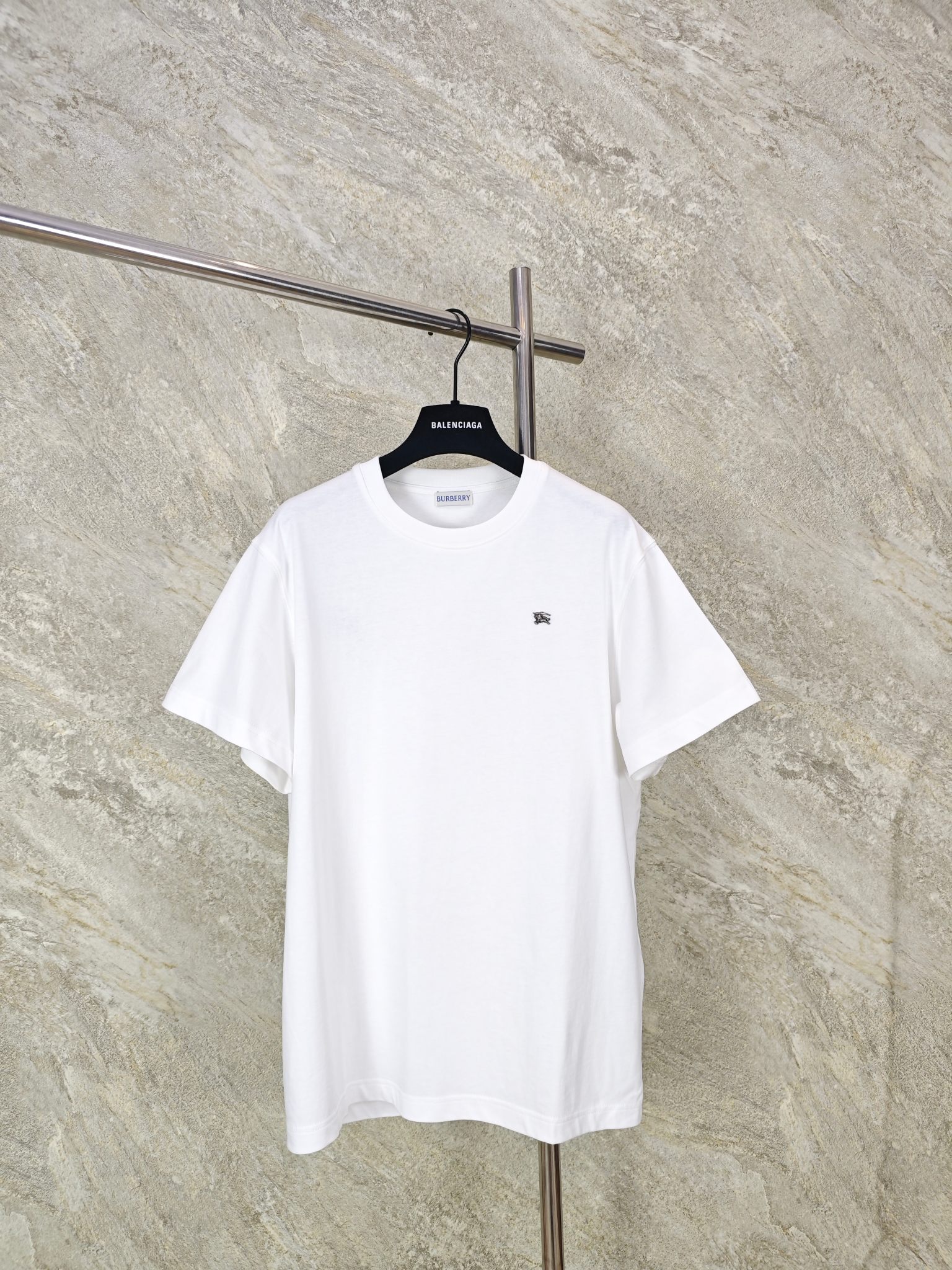 NO:824149,Top Quality BUR Burberry Metallic Equestrian Logo Cotton Short Sleeve T-Shirt  We select 220GSM combed jersey cotton, with just the right thickness. The fabric surface is smooth and delicate, with soft and stiffness, and the upper body is neat and not soft; the natural cotton feels skin-friendly and breathable, moisture-wicking and non-sticky, making it refreshing and comfortable for daily wear. The structural texture is fine and even, with a clear knitted coil texture on the front. It also has moderate elasticity, no restrictions on movement, and is not easy to loose, deform, snag or wrinkle after repeated machine washing, taking into account both texture and durability.  SizeSMLXL,Burberry-clothing,burberry,burberry,T-shirt,tees,t-shirt,19860909顶级品质 BUR巴宝莉金属马术徽标棉质短袖T恤 甄选220GSM精梳平纹针织棉,厚度恰到好处,布面光洁细腻,自带柔和挺括度,上身利落不软塌；天然棉感亲肤透气,吸湿排汗不黏腻,日常穿着清爽舒适.结构纹理细腻均匀,正面呈现清晰的针织线圈肌理,同时自带适中弹力的特性,活动无束缚,反复机洗也不易松垮变形、勾丝起皱,兼顾质感与耐用性. SizeSMLXL,博柏利-服装,burberry,burberry,T-shirt,tees，t-shirt,,Women's clothing