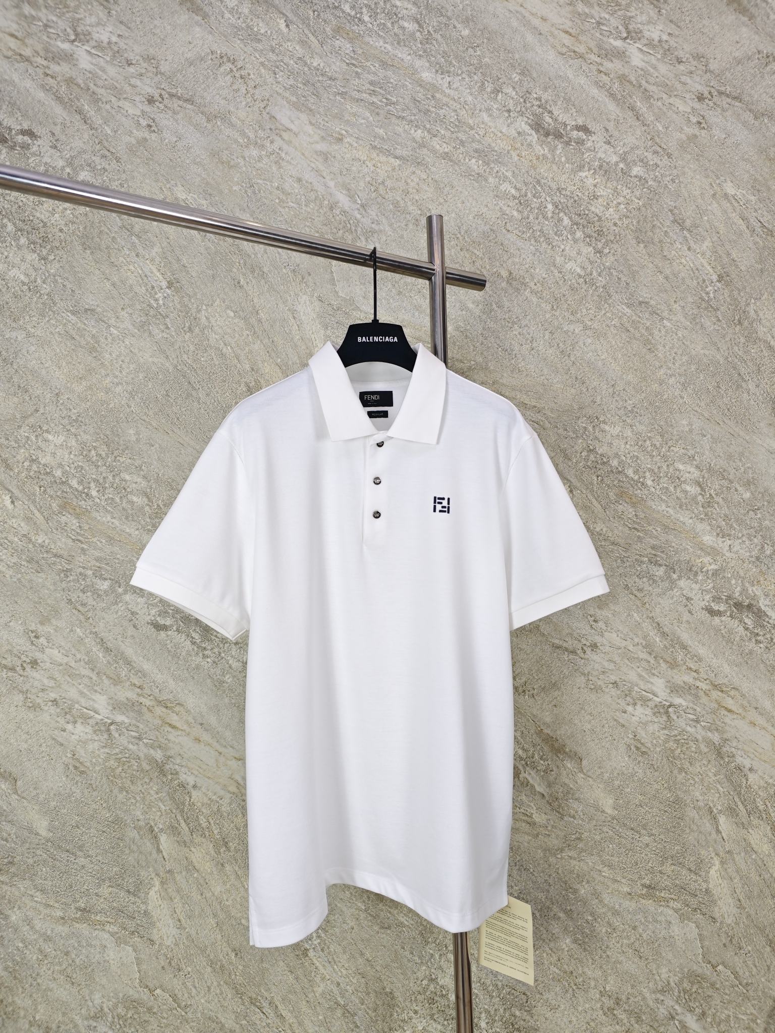 NO:824129,Top Quality FEND Double F Embroidered POLO Shirt  The pique mesh fabric is made of cotton as the base and blended with a small amount of polyester fiber. The weight is accurately controlled at 230g/㎡, taking into account both thickness and breathability. The polyester fiber accounts for 10%, which does not destroy the overall skin-friendliness and optimizes the fabric performance. The honeycomb structure forms an air layer to accelerate the evaporation of sweat; the polyester fiber increases the moisture conduction speed, and there is no sticky feeling when worn in summer. At the same time, the fabric is not easy to collapse and deform; the collar and cuffs are not easy to loosen after long-term wear.  SizeSMLXL, Fendi-clothing, fendi, fendi,19860909顶级品质 FEND双F刺绣POLO衫 选用棉为基底喂入少量聚酯纤维混纺而成的珠地网眼面料,克重精准控制在230g/㎡,兼顾厚度与透气性,聚酯纤维占比10,不破坏整体亲肤性,同时优化面料性能.蜂巢状结构形成空气层,加速汗液蒸发；聚酯纤维提升导湿速度,夏季穿着无黏腻感.同时面料不易软塌变形；领口、袖口久穿不易松垮 . SizeSMLXL,芬迪-服装,fendi,fendi,,Women's clothing
