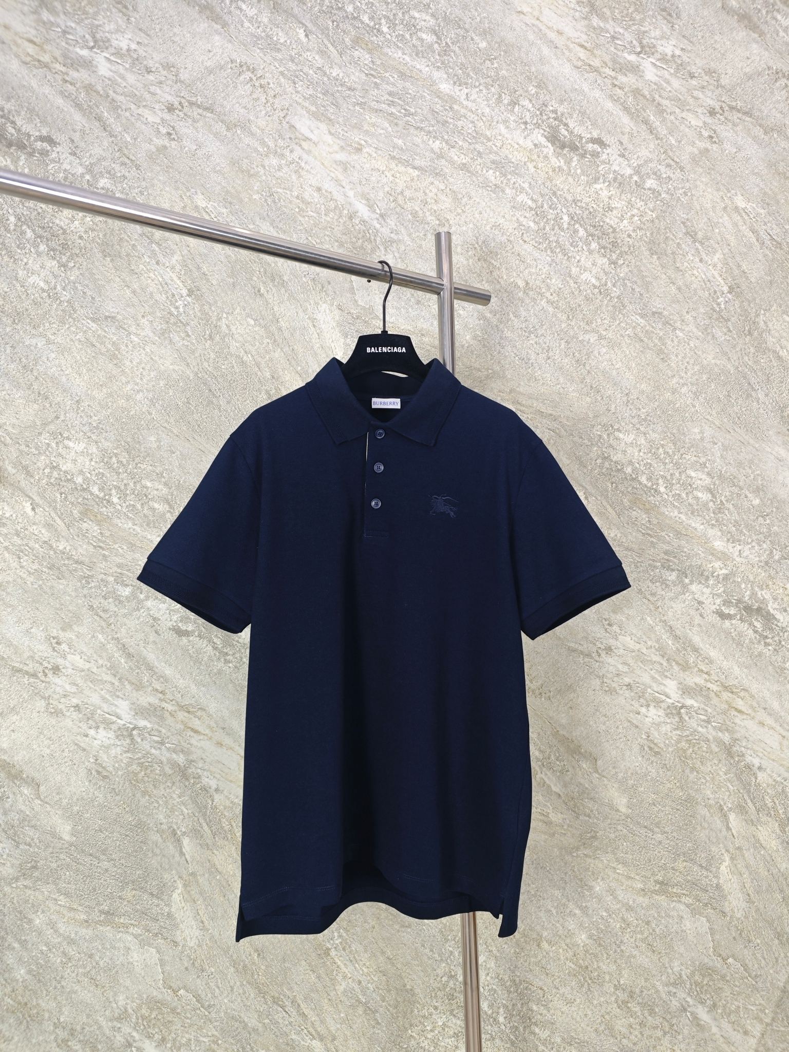 NO:824137,Top Quality BURBERRY War Horse Embroidered POLO Shirt Fabric Selection  Cotton is selected using pique knitting technology, and a concave and convex mesh texture is formed through a special knitted coil structure. Each group of coils are interlaced with each other to form a breathable 'small honeycomb' structure, forming a pique fabric with a weight of 220g/㎡  , taking into account both stiffness and drape. The pearl mesh structure forms a natural breathable channel, which can quickly discharge moisture from the body surface without causing sweating. At the same time, the pearl texture is delicate and layered, visually matte and low-key, and soft to the touch without sacrificing the muscles.  SizeSMLXL,Burberry-clothing,burberry,19860909顶级品质 BURBERRY战马刺绣POLO衫 面料选择 选用棉采用珠地针织工艺,通过特殊的针织线圈结构形成凹凸的网眼纹理,每一组线圈相互交错,构成透气的“小蜂巢”结构,形成克重达220g/㎡的珠地布,兼顾挺括感与垂坠性.珠地网眼结构形成天然透气通道,能快速导出体表湿气,不闷汗,同时珠地纹理细腻且富有层次,视觉上哑光低调,触感柔软却不失筋骨. SizeSMLXL,博柏利-服装,burberry,,Women's clothing