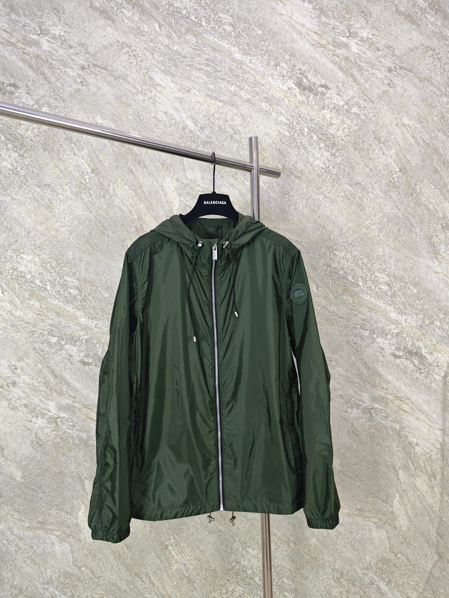 NO:824156,Top quality Canada Goose hooded windproof jacket is made of high-density plain nylon fabric. The fabric has been specially processed to feel as smooth as silk. It has a low-key satin luster and shows soft texture changes under different lights. The nylon fiber itself has high strength, tear resistance, wear resistance and other properties, which increases the demand for different scenes. After the surface is treated with water repellency, it can easily cope with daily light rain and splashes. SizeSMLXL, men's clothing, jackets & coats, hats,19860909顶级品质 加拿大鹅连帽防风夹克 甄选高密度平纹尼龙面料,布面经过特殊整理,触感如丝绸般顺滑,自带低调的缎面光泽,在不同光线下呈现柔和的质感变化.尼龙纤维本身具备高强度,抗撕裂,耐磨等特性,增加了不同场景需求.表面经防泼水处理之后,日常小雨、泼溅可轻松应对 SizeSMLXL,男装,jackets & coats,hats,,Women's clothing