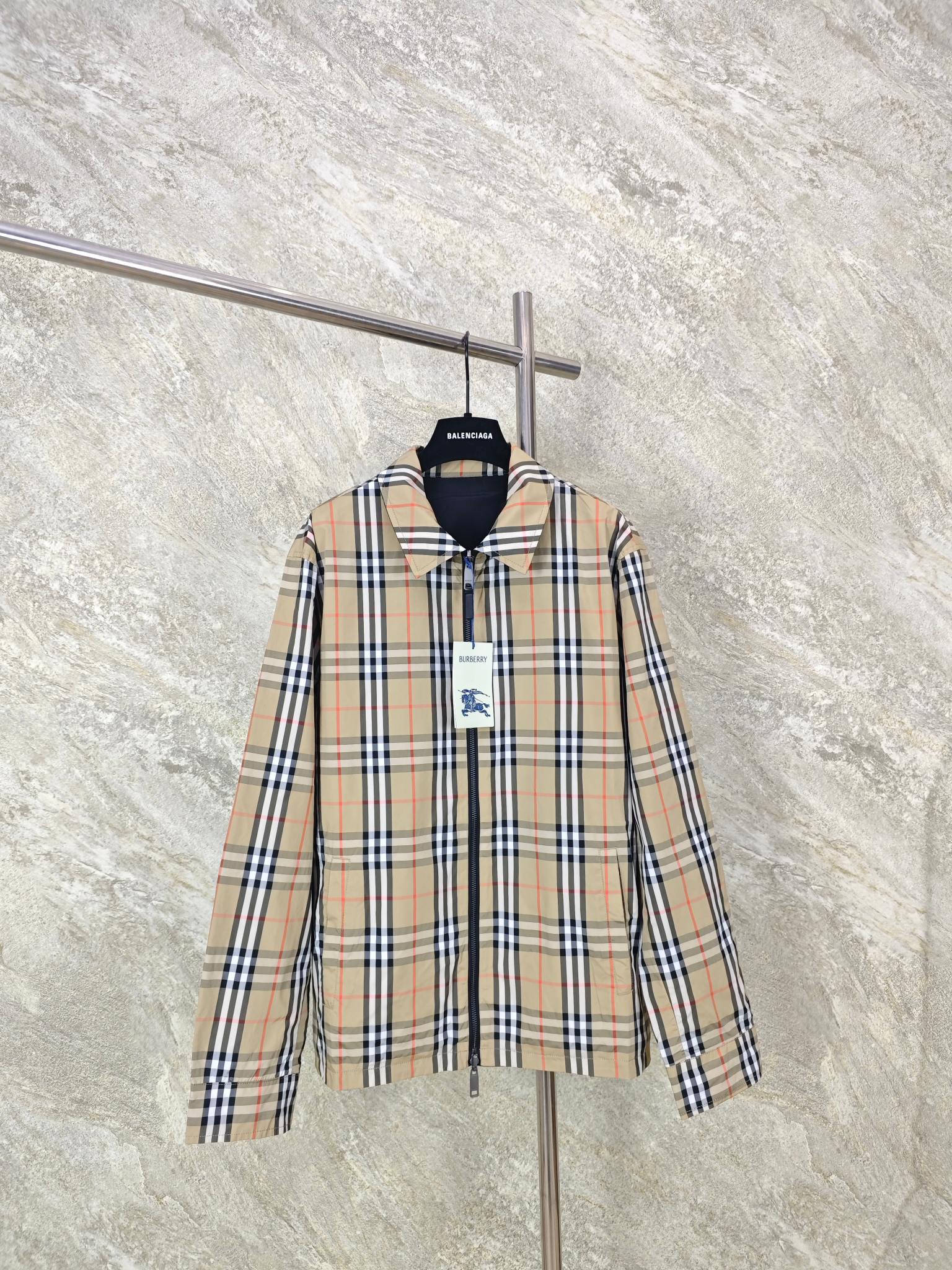NO:824166,Top Quality Burberry Check Reversible Lapel Jacket  With polyester fiber as the core, both the front and back sides are made of precision weaving, which has both crisp texture and soft drape. The outer layer uses a plain weave process to present a delicate texture, which is windproof, wear-resistant and not easy to wrinkle; the reverse side is made of high-density taffeta, which is smooth and smooth.  It has a soft luster and smooth touch, giving the jacket a neat silhouette that can be worn in both directions. The characteristics of polyester fiber ensure that the clothing is light and portable, and has good wrinkle resistance and breathability. Whether it is daily commuting or outdoor travel, it can stay crisp and stylish.  One side is dominated by the iconic plaid, with a yellow-brown background intertwined with black and red lines. The spacing of the plaid is even and symmetrical. Precision tailoring ensures that the pattern is naturally connected on the body, cuffs, hood and other parts without misalignment. The other side is presented in pure black, with a simple and neat color tone suitable for various occasions. The solid color side is matte, with a low-key and restrained texture, which is in sharp contrast with the plaid side. Size: 46485052, men's clothing, burberry, burberry, jackets &  coats,jackets & coats,hats,19860909顶级品质 Bur巴宝莉格纹双面穿翻领夹克 以聚酯纤维为核心,正反两面均采用精密织法而成,兼具挺括质感与柔软垂坠性.外层通过平纹编织工艺呈现细腻肌理,防风耐磨且不易起皱；反面则以高密塔夫绸打造,光泽柔和,触感顺滑,赋予外套双向穿着的利落廓形.聚酯纤维的特性确保衣物轻盈便携,同时具备良好的抗皱性与透气性,无论是日常通勤还是户外出行,均能保持挺括有型. 一面以标志性格纹为主体,黄棕底色与黑色、红色线条交织,格纹间距均匀对称,通过精密剪裁确保图案在衣身、袖口、连帽等部位自然衔接,无错位变形. 另一面以纯黑呈现,简约利落的色彩基调适配多元场合.纯色面采用哑光处理,质感低调内敛,与格纹面形成鲜明对比. Size: 46485052,男装,burberry,burberry,jackets & coats,jackets & coats,hats,,Women's clothing