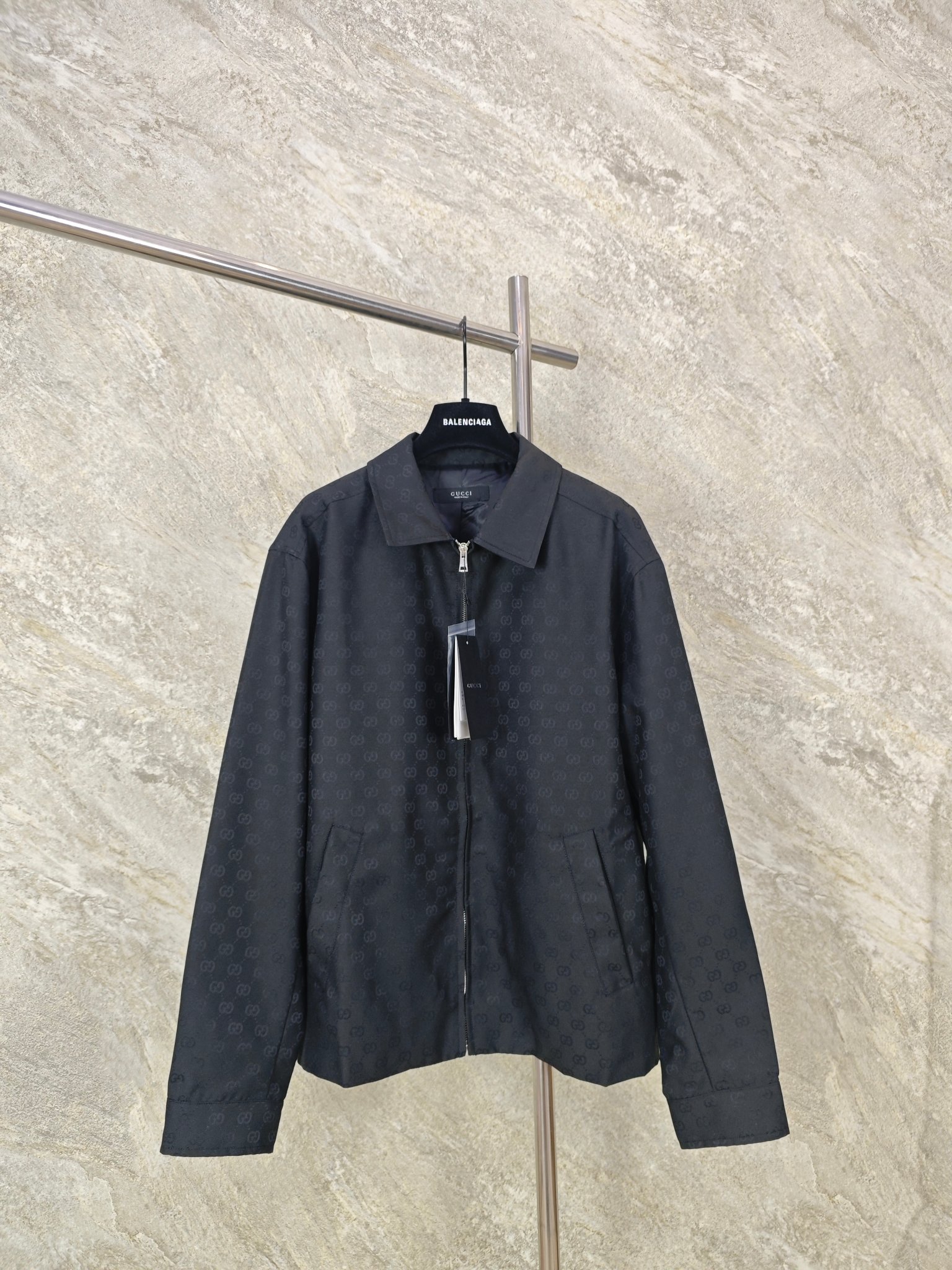 NO:824147,The top-quality GUCCI wool jacquard zipper jacket is made of polyester fiber + wool blend. The wool component gives the fabric a natural soft drape and excellent warmth. It also has a high-grade matte texture. The natural breathability also ensures comfort when wearing and is not easy to sweat. Polyester fiber greatly improves the wrinkle resistance, wear resistance and dimensional stability of the fabric, making it less likely to wrinkle and deform in daily wear.  Size46485052,Gucci-clothing,gucci,gucci,jackets & coats,19860909顶级品质 GUCCI羊毛提花拉链夹克 选用聚酯纤维+羊毛混纺而成.羊毛成分赋予面料天然柔和垂坠感与优良的保暖性,同时自带高级哑光质感,天然透气性也能保证穿着时的舒适感,不易闷汗.聚酯纤维则大幅提升面料的抗皱性、耐磨性与尺寸稳定性,日常穿着不易起皱变形. Size46485052,古驰-服装,gucci,gucci,jackets & coats,,Women's clothing