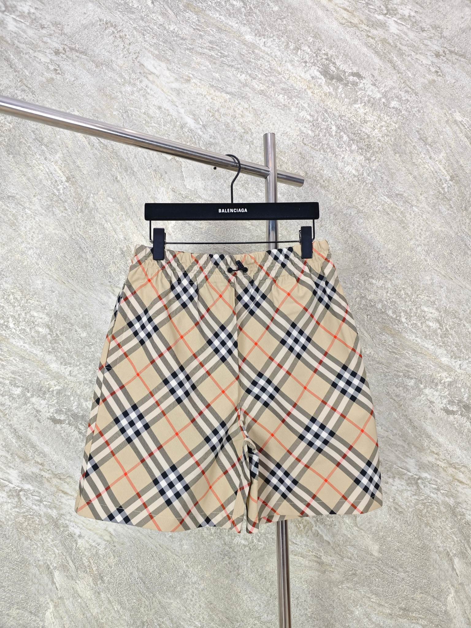 NO:824181,Top quality BUR Burberry twill plaid war horse embroidered shorts. The outer layer is made of polyester fiber material. It has excellent wrinkle resistance and is not prone to wrinkle deformation. It always maintains neat lines. In addition, the tight and solid structure strengthens the resistance to friction and pulling. It can easily cope with friction loss in light activities and is not easy to snag and pill. At the same time, it has extremely low water absorption, is not easy to penetrate when exposed to water, and has outstanding quick-drying properties. In case of slight stains or water stains, it can be cleaned by simply wiping.  The tight fiber weave gives the fabric a certain sense of drape and stiffness, and will not collapse against the skin. It can not only support the visual tension of the classic plaid, make the plaid lines clearer and three-dimensional, but also take into account the comfortable and relaxed feeling of wearing. Size: SMLXL, Burberry-clothing, burberry, burberry, shorts,19860909顶级品质 BUR巴宝莉斜纹格战马绣花短裤 外层采用聚酯纤维材质,其本身拥有优异的抗皱性,不易出现褶皱变形,始终保持利落的版型线条,加之紧密扎实的结构,强化抗摩擦、耐拉扯能力,轻度活动中的摩擦损耗都能轻松应对,不易勾丝、起球.同时吸水性极低,遇水后不易渗透、速干特性突出,遇轻微污渍或水渍,简单擦拭即可清洁. 紧密的纤维织法让面料具备一定的垂坠感与挺括度,不会软塌贴肤,既能撑起经典格纹的视觉张力,让格纹线条更清晰立体,又能兼顾穿着的舒适松弛感.  Size:SMLXL,博柏利-服装,burberry,burberry,shorts,,Women's clothing
