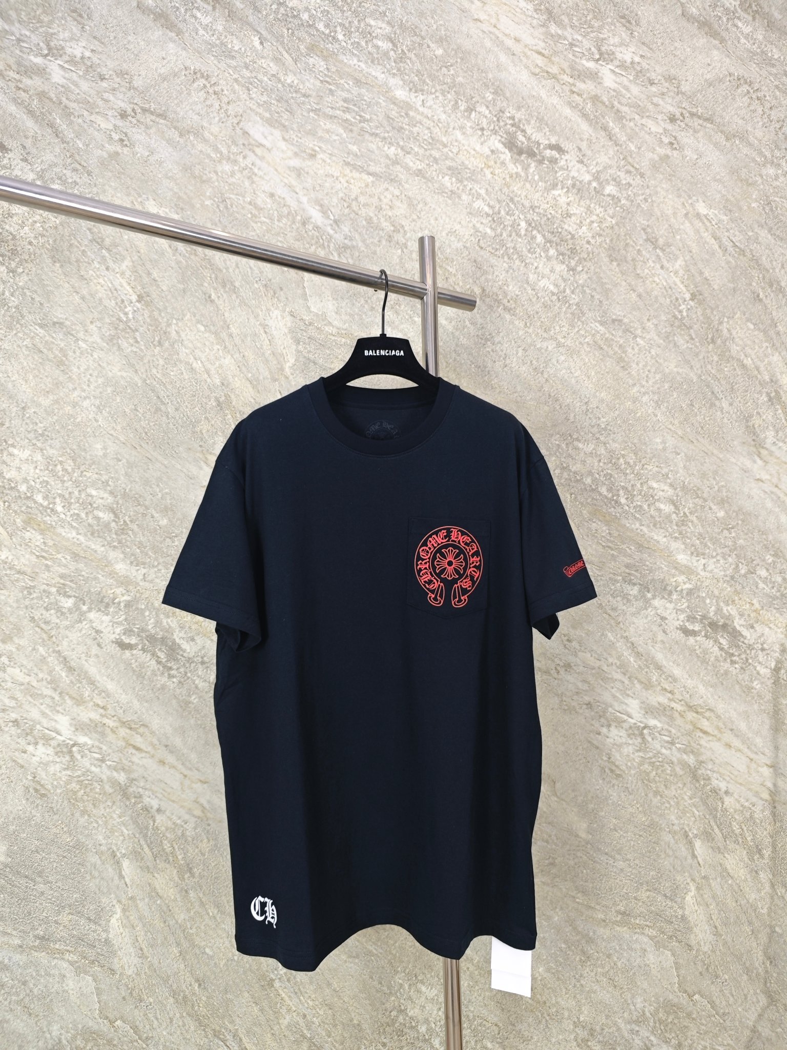 NO:824100,Top quality CH/London limited vine horseshoe short sleeves. The fabric is made of custom-woven and dyed soft and waxy cotton. The printing uses high-temperature ink printing technology. The printing area is large. Multiple printing processes. Extremely complex. Size S M L, men's clothing, T-shirt,19860909顶级品质 CH/伦敦限定 藤蔓马蹄短袖 面料采用定织定染软糯全棉材质 印花采用高温油墨印花工艺 印花面积较大 多个印花工艺 极为复杂 尺码 S M L,男装,T-shirt,,Women's clothing