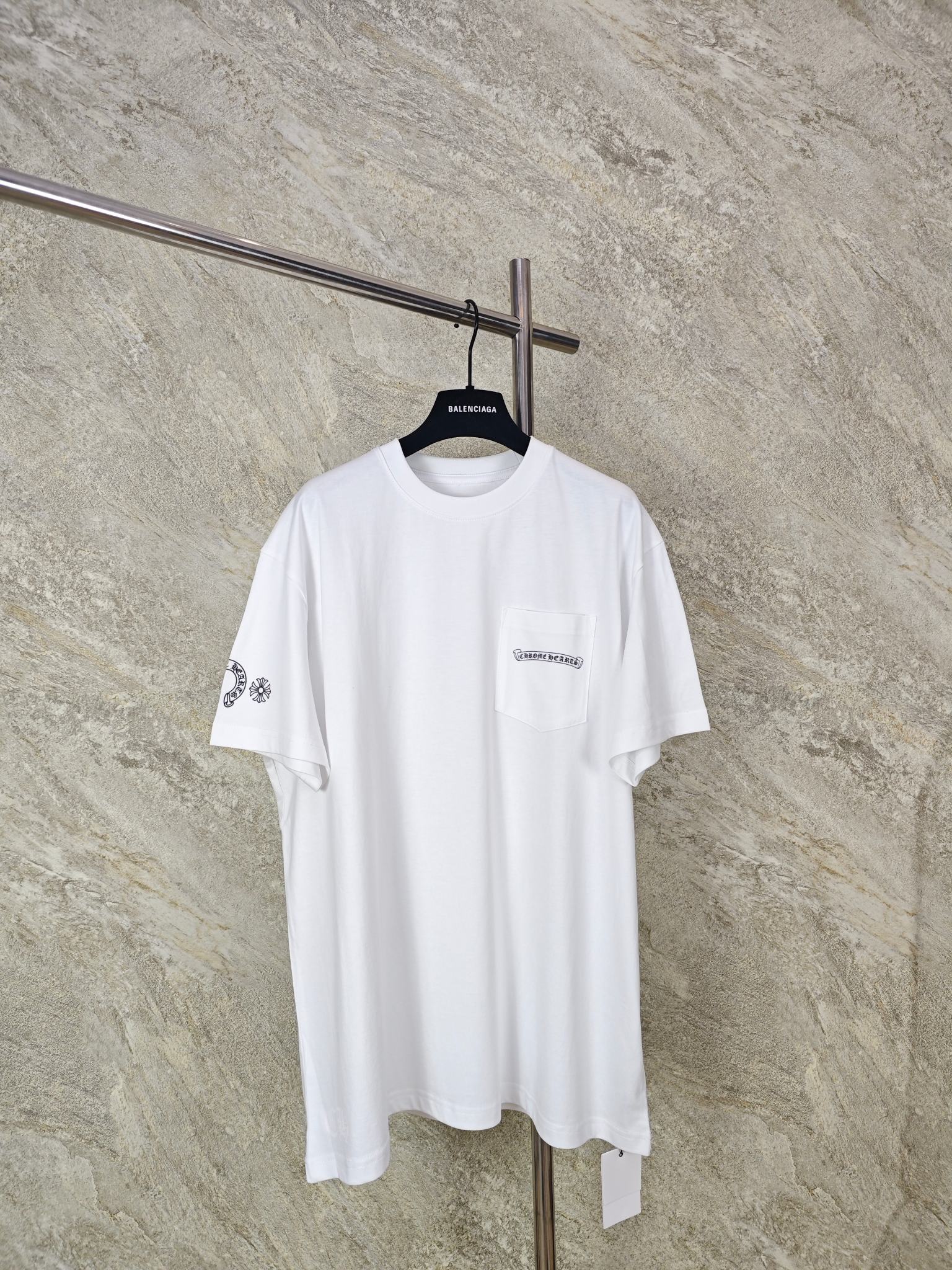 NO:824141,Top quality CH/Tokyo limited Sanskrit sword short sleeves. The fabric is made of custom-woven and dyed soft and waxy cotton. The printing uses high-temperature ink printing technology. The printing area is large. Multiple printing processes. Extremely complex. Size S M L, chrome hearts-clothing, chrome hearts, T-shirt,19860909顶级品质 CH/东京限定 梵文宝剑短袖 面料采用定织定染软糯全棉材质 印花采用高温油墨印花工艺 印花面积较大 多个印花工艺 极为复杂 尺码 S M L,克罗心-服装,chrome hearts,T-shirt,,Women's clothing