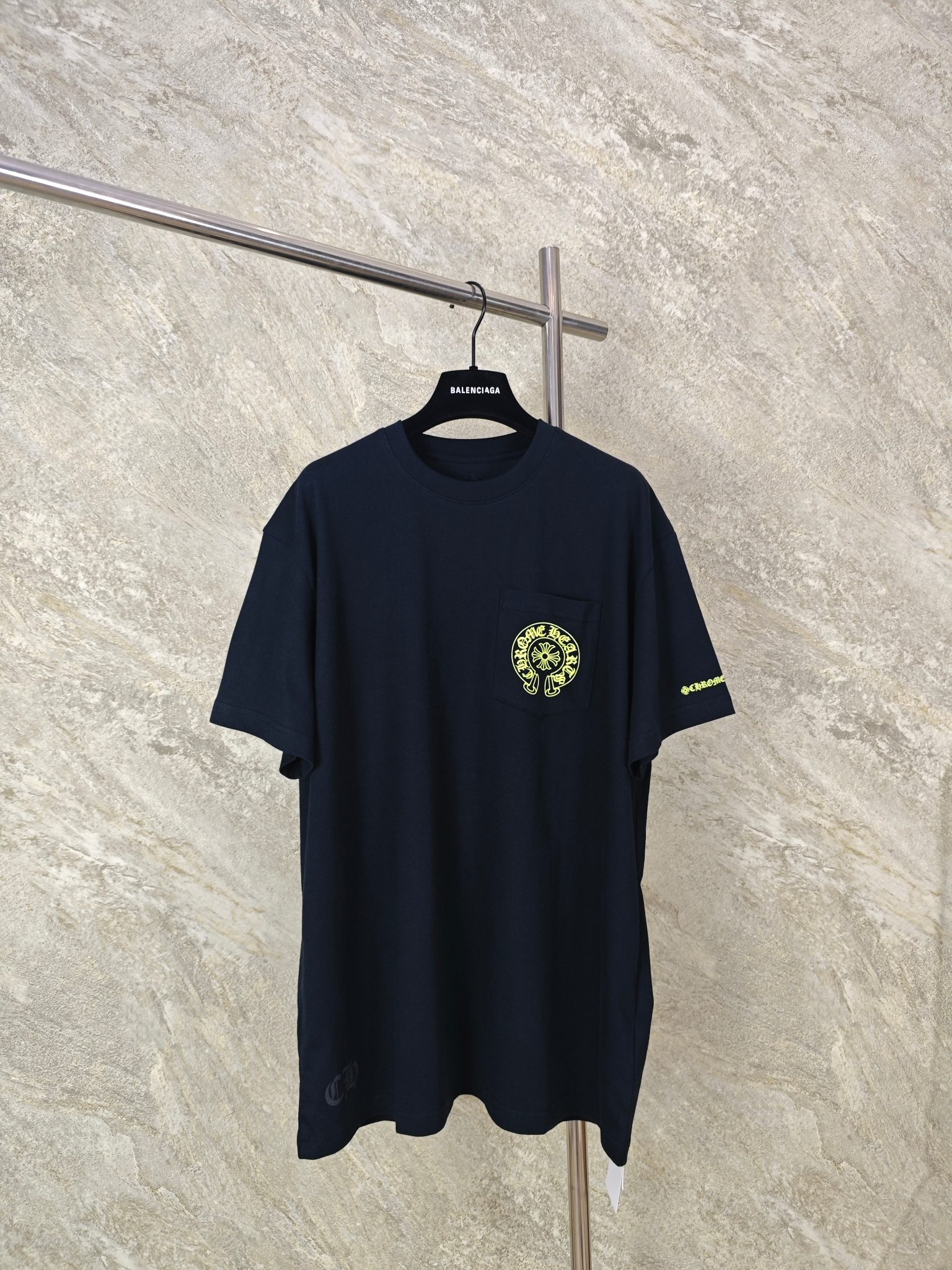 NO:824121,Top quality CH/26 horseshoe fluorescent yellow TEE. The fabric is made of 26-woven 200g cotton. Garment washing. Sanding treatment. Comfortable upper body. The printing is hand-printed with ink. Customized accessories. Size S M L, chrome hearts-clothing, chrome hearts,19860909顶级品质 CH/26 马蹄荧光黄TEE 面料采用26织200克全棉材质 成衣洗水 磨毛处理 舒适上身 印花采用油墨手工印花 定制辅料 尺码 S M L,克罗心-服装,chrome hearts,,Women's clothing