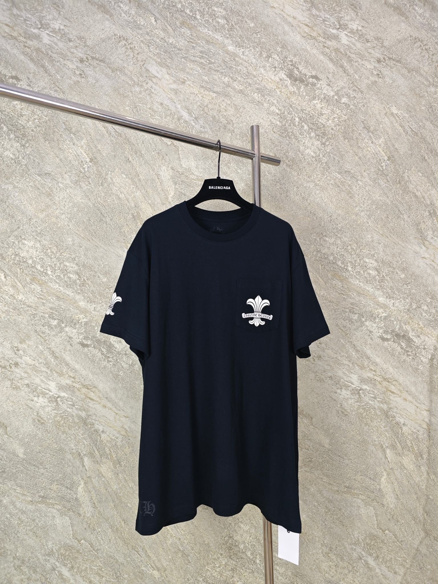 NO:824131,Top quality CH/Scout flower scroll short sleeves. The fabric is made of custom-woven and dyed soft and waxy cotton. The printing uses high-temperature ink printing technology. The printing area is large. Multiple printing processes. Extremely complex. Size S M L, chrome hearts-clothing, chrome hearts, T-shirt,19860909顶级品质 CH/童军花卷轴短袖 面料采用定织定染软糯全棉材质 印花采用高温油墨印花工艺 印花面积较大 多个印花工艺 极为复杂 尺码 S M L,克罗心-服装,chrome hearts,T-shirt,,Women's clothing