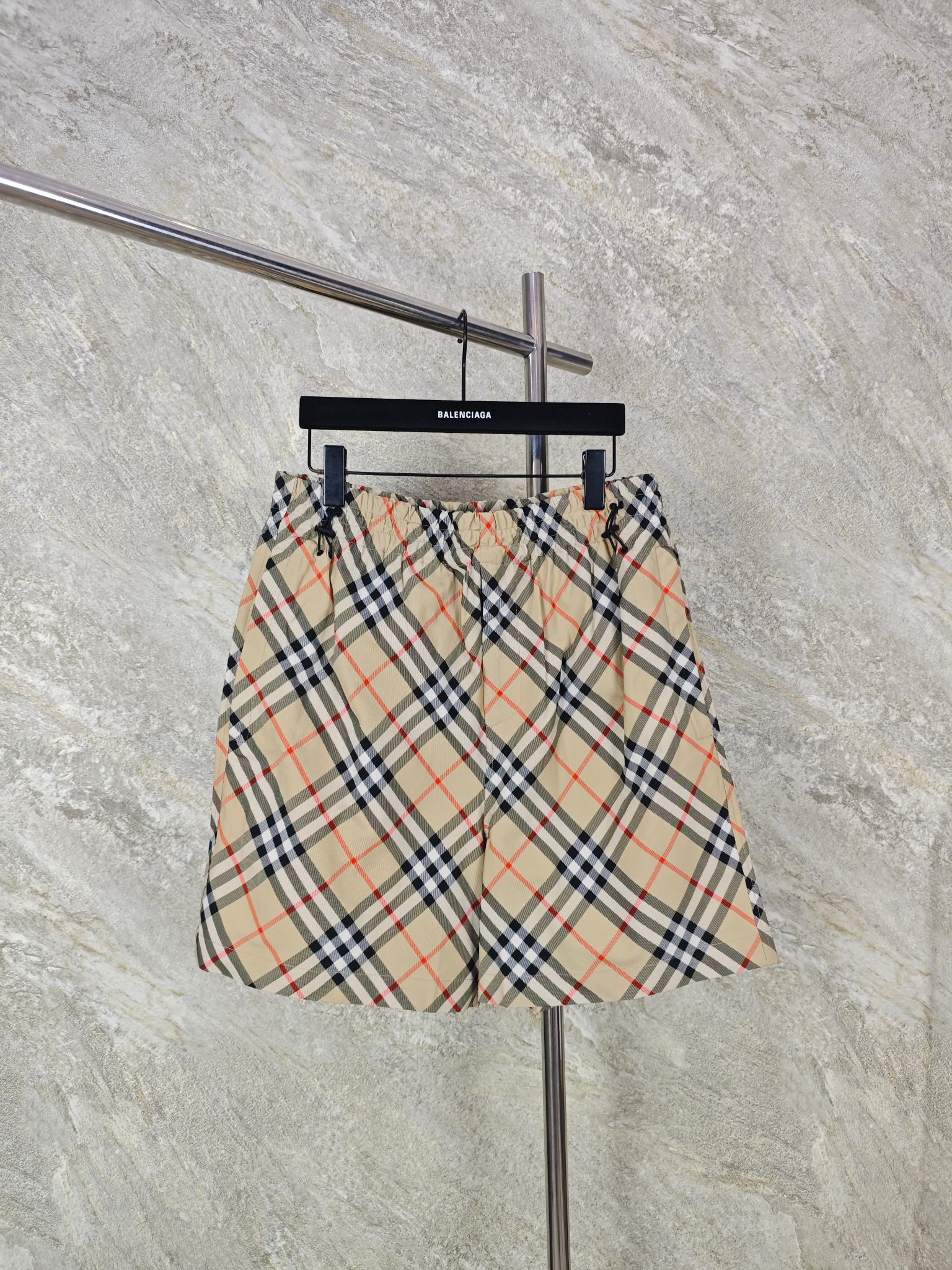 NO:824171,Top quality BUR twill plaid war horse embroidered shorts [double elastic buckle flap patch pocket]  The outer layer is made of polyester fiber, which has excellent wrinkle resistance and is not prone to wrinkle deformation. It always maintains neat lines. In addition, the tight and solid structure strengthens the resistance to friction and pulling. It can easily cope with friction loss during light activities and is not prone to snagging and pilling.  At the same time, it has extremely low water absorption, is not easy to penetrate when exposed to water, and has outstanding quick-drying properties. In case of slight stains or water stains, it can be cleaned by simply wiping. The use of high-standard grid technology requires the seamstress to restore every checkered line from the waistband, placket to trousers body, and the crisscrossing patterns are tightly sewed at the seams.  It bites like a precision gear, avoiding the dislocation and messy plaid pattern that is embarrassing at first glance. Accessories: one-to-one customized waist drawstring buckle, one-to-one customized zipper puller Size: S M L XL, Burberry-clothing, burberry, shorts,19860909顶级品质 BUR斜纹格战马绣花短裤【双松紧扣翻盖贴袋】 外层采用聚酯纤维材质,其本身拥有优异的抗皱性,不易出现褶皱变形,始终保持利落的版型线条,加之紧密扎实的结构,强化抗摩擦、耐拉扯能力,轻度活动中的摩擦损耗都能轻松应对,不易勾丝、起球.同时吸水性极低,遇水后不易渗透、速干特性突出,遇轻微污渍或水渍,简单擦拭即可清洁.采用高标准对格工艺,要求缝纫师从腰头、门襟到裤身,每一处格纹线条还原,纵横交错的纹路在接缝处严丝合缝, 如精密齿轮般咬合,避免了格纹错位杂乱而一眼尬. 辅料一比一定制腰头抽绳扣  一比一定制拉链头 Size:S M L XL,博柏利-服装,burberry,shorts,,Women's clothing