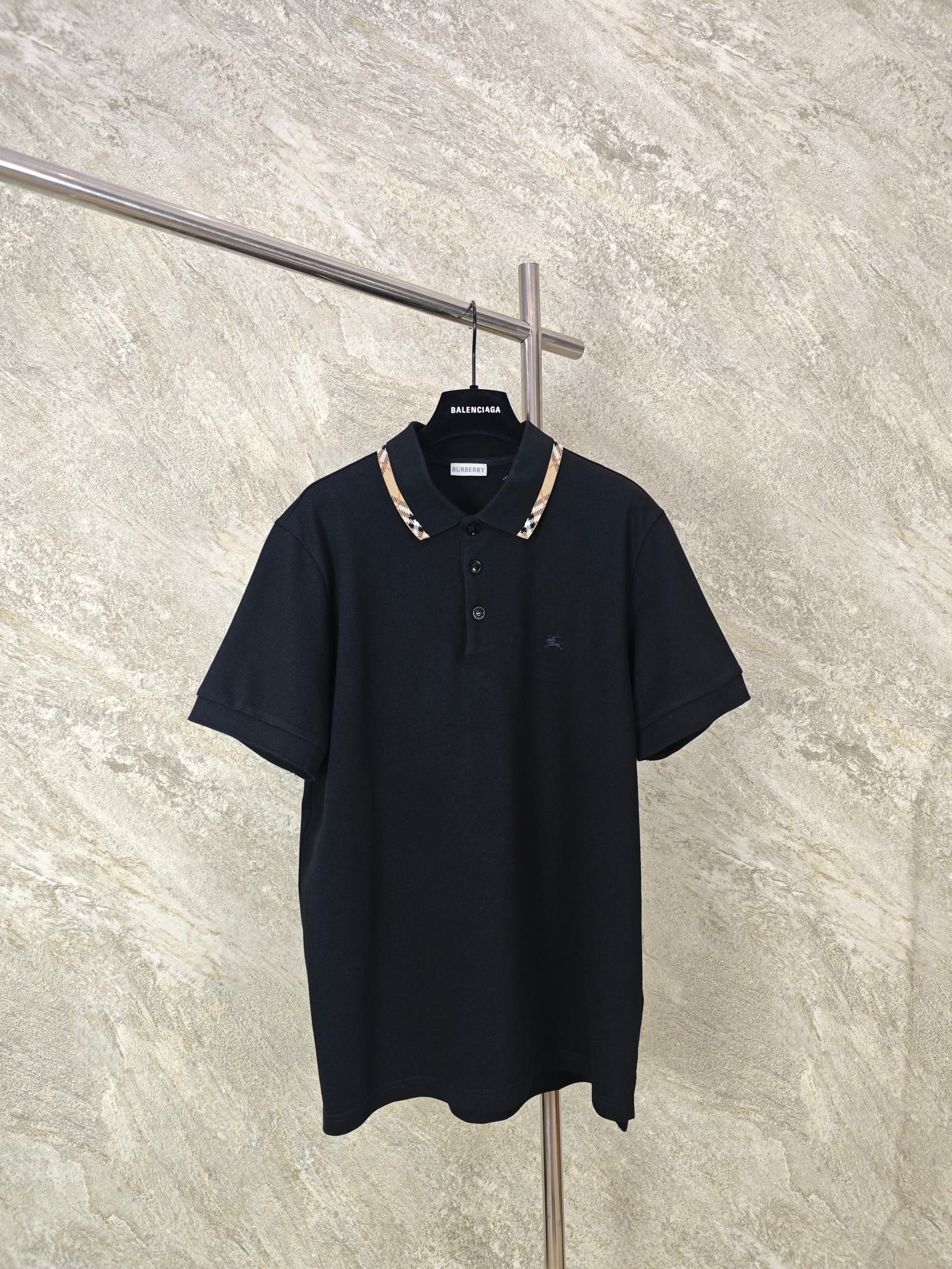 NO:824071,Top quality BUR plaid decorated POLO shirt. Made of cotton as the base and fed with a small amount of elastic fiber blended pique fabric. A special knitted coil structure forms a concave and convex mesh texture. Each group of coils are interlaced with each other to form a breathable 'small honeycomb' structure. The feeding of elastic fiber greatly improves the wrinkle resistance of the fabric, and it is not easy to leave marks when folded at will. It is always smooth and neat for daily wear. At the same time, the pique texture is delicate and layered, visually matte and low-key SizeS M L  XL,Burberry-clothing,burberry,19860909顶级品质 BUR格纹装饰POLO衫 选用棉为基底喂入少量弹性纤维混纺而成的珠地布面料,通过特殊的针织线圈结构形成凹凸的网眼纹理,每一组线圈相互交错,构成透气的“小蜂巢”结构.弹性纤维的喂入,大幅提升面料抗皱性,随意折叠也不易留痕,日常穿着始终平整利落.同时珠地纹理细腻且富有层次,视觉上哑光低调 SizeS M L XL,博柏利-服装,burberry,,Women's clothing