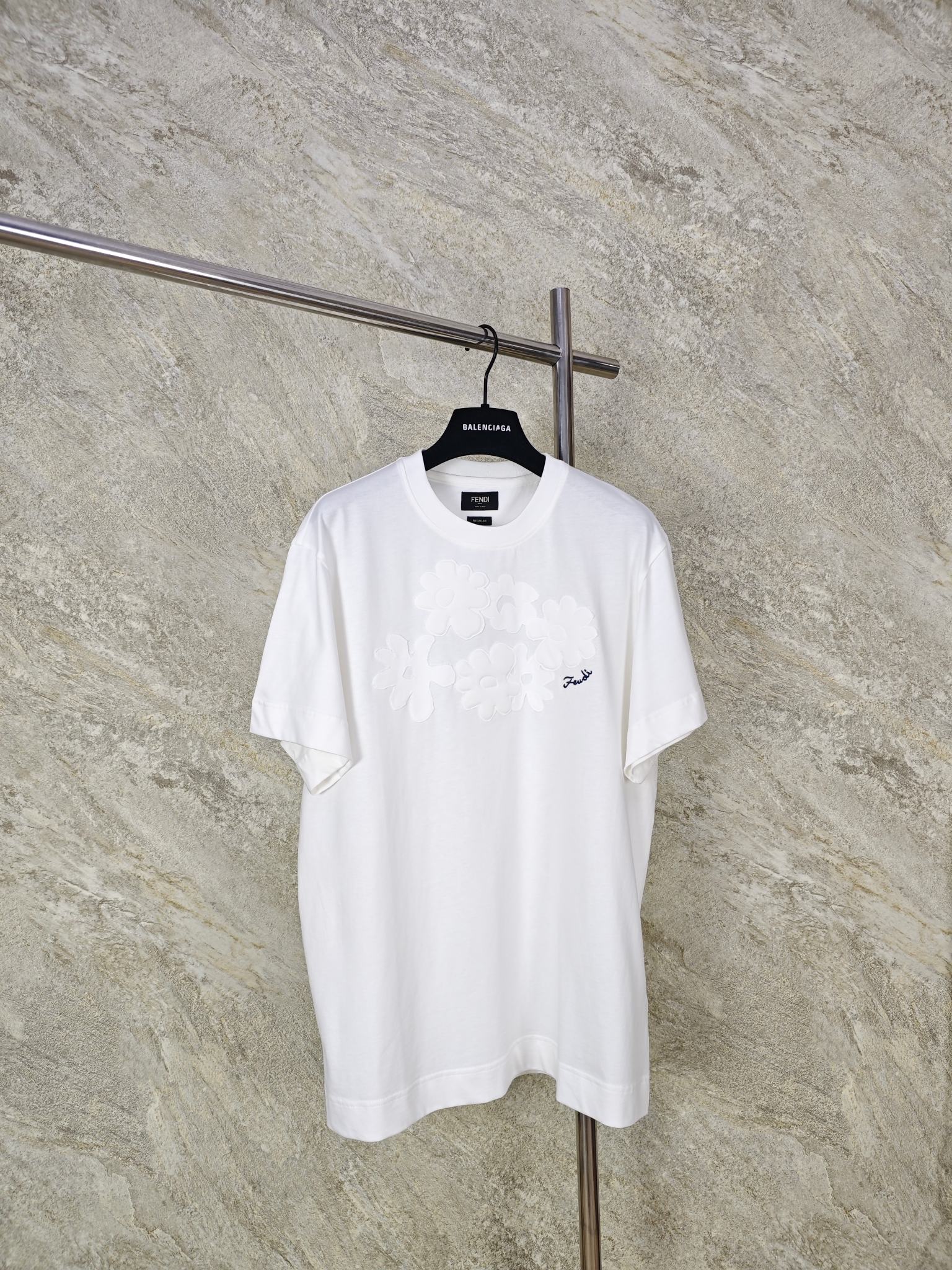 NO:824089,Top Quality Fendi Appliqué Embroidered Crew Neck Short Sleeve T-Shirt  It is made of pure cotton, with a weight of 220g. The neckline is made of 285g/㎡ high-elastic ribbing, which has enough stiffness to support but also has a soft and skin-friendly touch. The thickness is 50% thicker than the body fabric. It will not deform or collapse after repeated pulling. At the same time, it fits the neck without being tight. After pre-shrinking, the shrinkage rate is less than 2, which ensures that the shape can be kept crisp after washing, and the embroidery will not be tight or wrinkled.  SizeSMLXL, Fendi-clothing, fendi, fendi, T-shirt, tees, t-shirt,19860909顶级品质 Fendi贴布绣花圆领短袖T恤 选用纯棉材质,克重达220g,领口采用285g/㎡高弹罗纹,拥有足够的挺括感来支撑,又不失柔软亲肤的触感,厚度比衣身面料厚50,反复拉扯也不会变形、垮塌,同时贴合颈部却不紧绷.通过预缩水处理之后缩水率低于2,保证洗涤之后能保持版型挺括,绣花处不会紧绷起皱. SizeSMLXL,芬迪-服装,fendi,fendi,T-shirt,tees，t-shirt,,Women's clothing
