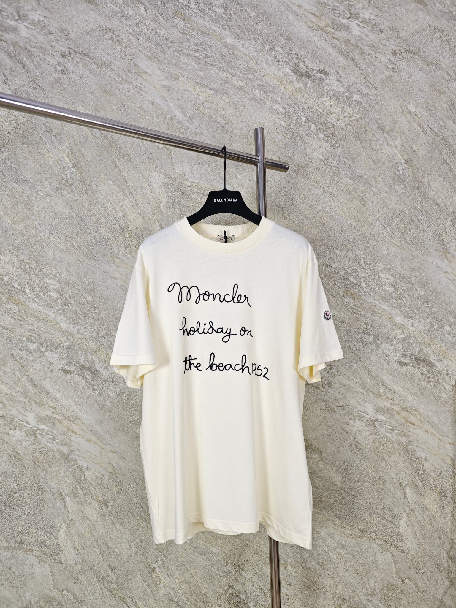 NO:824011,Top quality Moncler handwritten style embroidered short sleeve T-shirt  The cotton fiber treated by combing process is used to remove short lint and impurities. The fabric feels delicate and soft, and fits the skin like a cloud, without any itch when worn next to the body. The fabric has been pre-shrunk and will not shrink or deform easily after washing. The handwritten letters on the chest are embroidered using a double-layer superimposed embroidery process. The outline of the letters is first outlined with fine embroidery thread. The neckline is reinforced with double-layer ribs to fit the neck line without strangulation.  Size:SMLXL,Moncler,T-shirt,19860909顶级品质 Moncler 蒙口手写风刺绣短袖T 采用精梳工艺处理的棉纤维,去除了短绒与杂质,面料触感细腻软糯,像云朵般贴合肌肤,贴身穿毫无刺痒感.面料经过预缩水处理,水洗后不易缩水、不易变形,胸前的手写风字母刺绣,采用双层叠加刺绣工艺,先以细绣线打底勾勒字母轮廓,领口采用双层罗纹加固,贴合颈部线条不勒颈 Size:SMLXL,蒙口-服装,Moncler,T-shirt,,Women's clothing