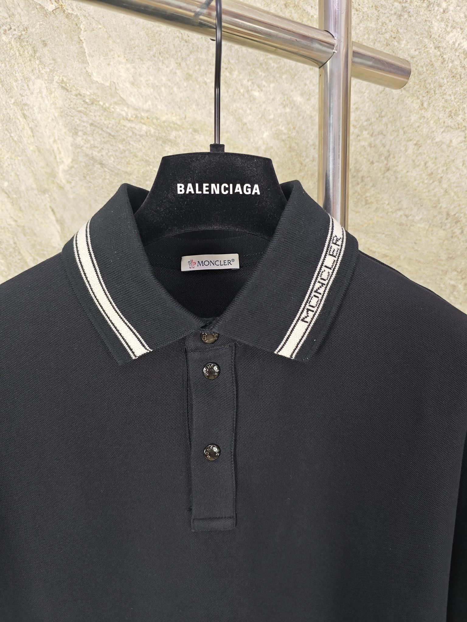 몽클레르 스트라이프 레터 로고 남성 반팔 티셔츠 상세 이미지 4