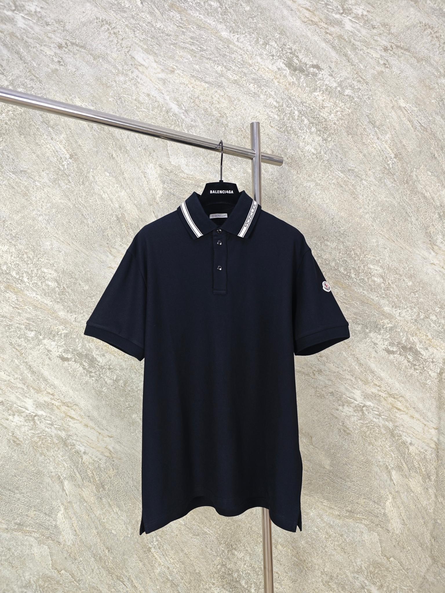 NO:824004,Top quality Moncler striped monogram polo shirt  The pique mesh fabric is made of cotton as the base and fed with a small amount of polyester fiber. The weight is accurately controlled at 230g/㎡, taking into account both thickness and breathability. It uses cotton + spandex blended yarn and is knitted by a flat knitting machine to form a collar with both stiffness and stretch resilience. The stripes and letters are woven together through a computerized jacquard program on the flat knitting machine before weaving. The yarn automatically changes color as the letter pattern changes. The letters and the collar surface are seamlessly connected without any trace of post-production splicing.  Size:SMLXL,Meng Mou-clothing,Moncler,19860909顶级品质 Moncler条纹字母标识POLO衫 选用棉为基底喂入少量聚酯纤维混纺而成的珠地网眼面料,克重精准控制在230g/㎡,兼顾厚度与透气性,采用棉+氨纶混纺纱线,通过横机编织形成兼顾挺括度与拉伸回弹性的领体,条纹与字母在编织之前通过横机电脑提花程序一体织出,纱线随字母图案的变化自动换色,字母与领面无缝衔接,无后期拼接痕迹. Size:SMLXL,蒙口-服装,Moncler,,Women's clothing