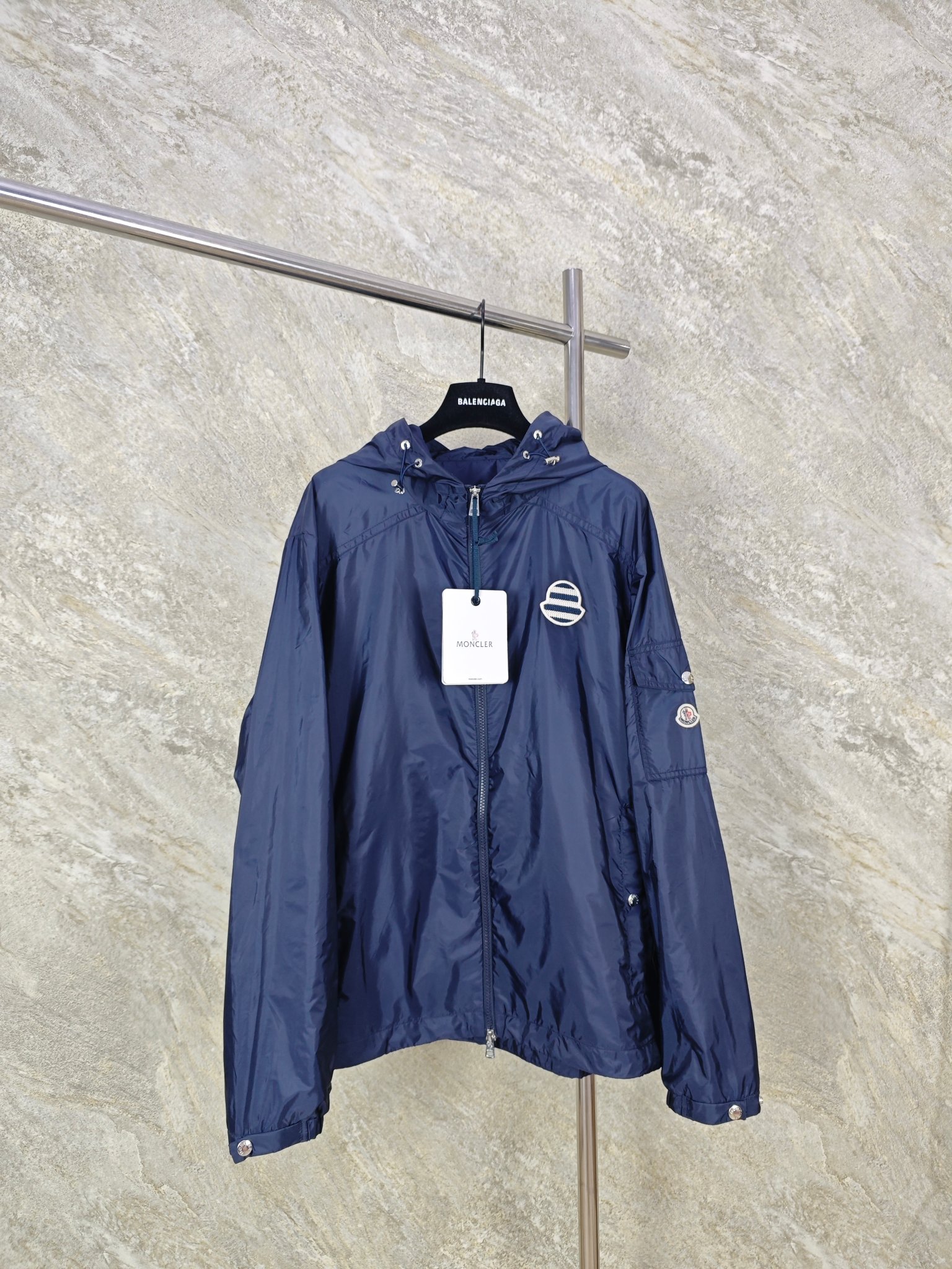 NO:824040,Top quality Monler hooded sun protection jacket. The two-way zipper main zipper adopts a two-way customized metal zipper. The zipper head is engraved with a letter embossed logo. The zipper pulls smoothly without jamming and is not easy to get stuck or break. The drawstring of the brim and hem of the metal rope buckle + air eye is equipped with a metal rope buckle and air eye. The surface of the rope buckle is smooth and round. It can be pulled out smoothly and can be freely adjusted to cope with different winds. The edge of the air eye is reinforced to prevent the fabric from being scratched and has maximum durability.  Size:1234,Moncler,jackets & coats,hats,19860909顶级品质 Monler连帽防晒夹克 双向拉链主拉链采用双向定制金属拉链,拉链头刻有字母浮雕标识,拉合顺滑不卡顿,不易卡齿、不易断裂；金属绳扣+气眼帽檐、下摆的抽绳搭配金属绳扣与气眼,绳扣表面光滑圆润,抽拉顺滑,可自由调节松紧,应对不同风势；气眼边缘加固处理,不易刮破面料,耐用性拉满 Size:1234,蒙口-服装,Moncler,jackets & coats,hats,,Women's clothing