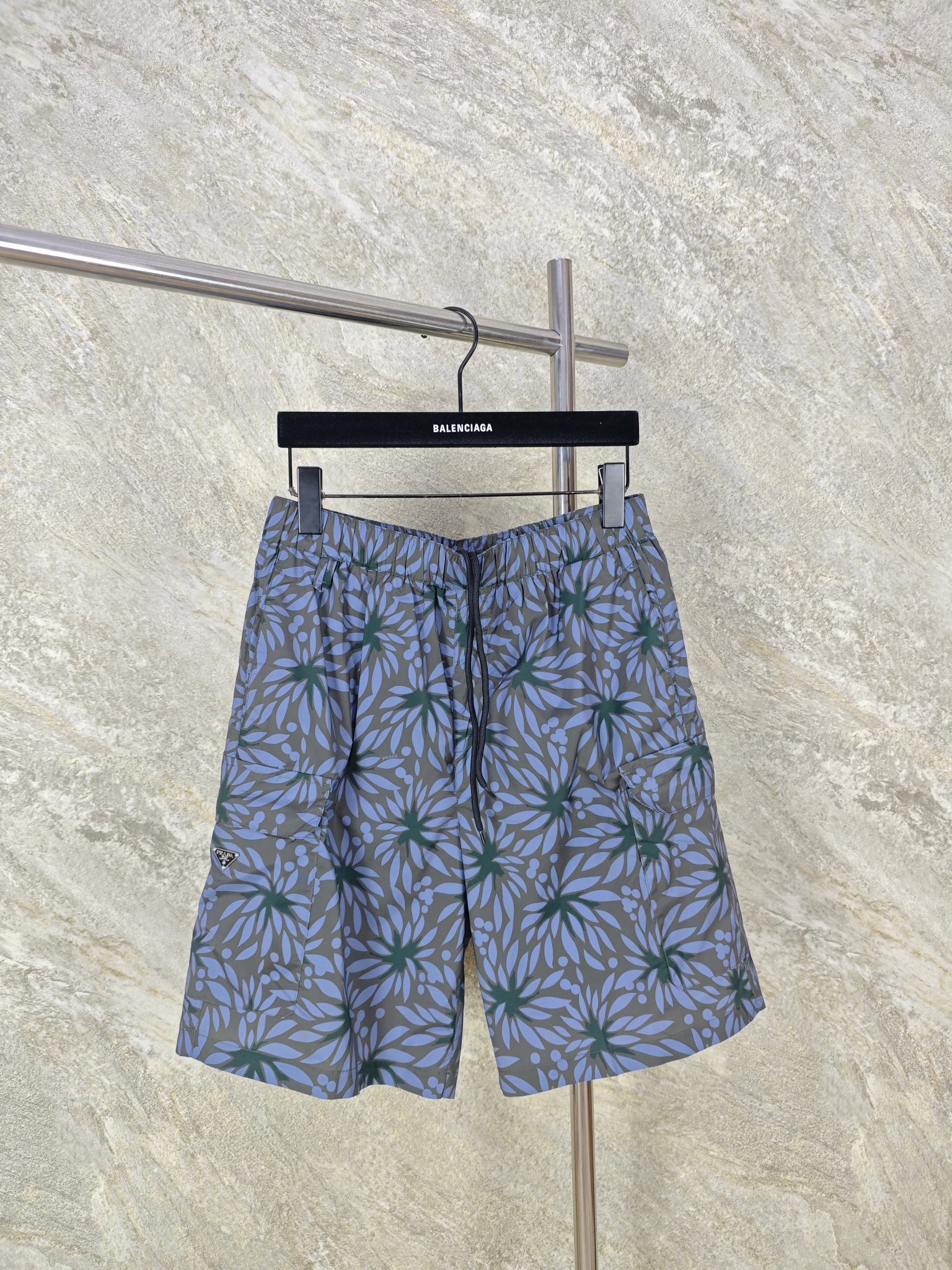 NO:824020,Top-quality Prada flower digitally printed nylon shorts are made of high-density nylon woven fabric with a crisp and drapey feel. They use environmentally friendly active digital printing technology to restore the large flower pattern on the fabric 1:1. The lining is made of high-elastic breathable mesh. The mesh structure can quickly wick away moisture and avoid the stickiness of the fabric against the skin after sweating. It has its own 'air circulation channel' to keep you fresh and not stuffy even in hot weather. Size: 46 48 50  52,Prada-clothing,prada,prada,shorts,19860909顶级品质 Prada花卉数码印花尼龙短裤 选用高密尼龙梭织面料,自带挺括垂坠感,采用环保活性数码印花技术,将大花卉图案1:1还原在面料上.内衬采用高弹透气网布,网眼结构能快速导湿排汗,避免出汗后面料贴肤的黏腻感,自带“空气流通通道”,闷热天气也能保持清爽不闷档. Size:46 48 50 52,普拉达-服装,prada,prada,shorts,,Women's clothing