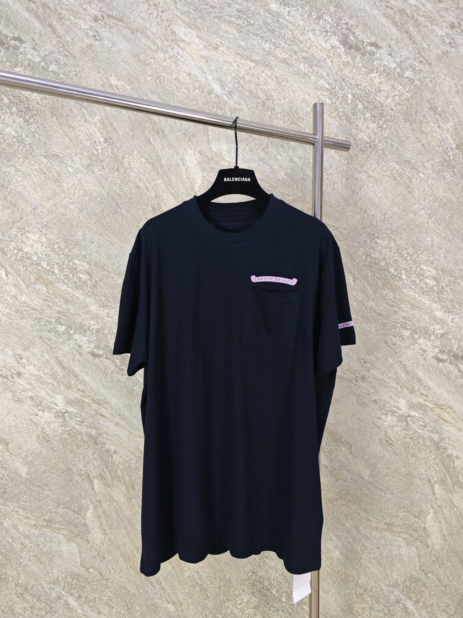 NO:825775,Top quality CH/scroll pink and green scroll printed short-sleeved fabric made of 26-woven 200g cotton material, ready-to-wear wash, brushed treatment, comfortable upper body, printed with thermoset ink by hand, customized accessories, size S M L, chrome hearts-clothing, chrome hearts, T-shirt,19860909顶级品质 CH/卷轴 粉绿卷轴印花短袖 面料采用26织200克全棉材质 成衣洗水 磨毛处理 舒适上身 印花采用热固油墨手工印花 定制辅料 尺码 S M L,克罗心-服装,chrome hearts,T-shirt,,Women's clothing