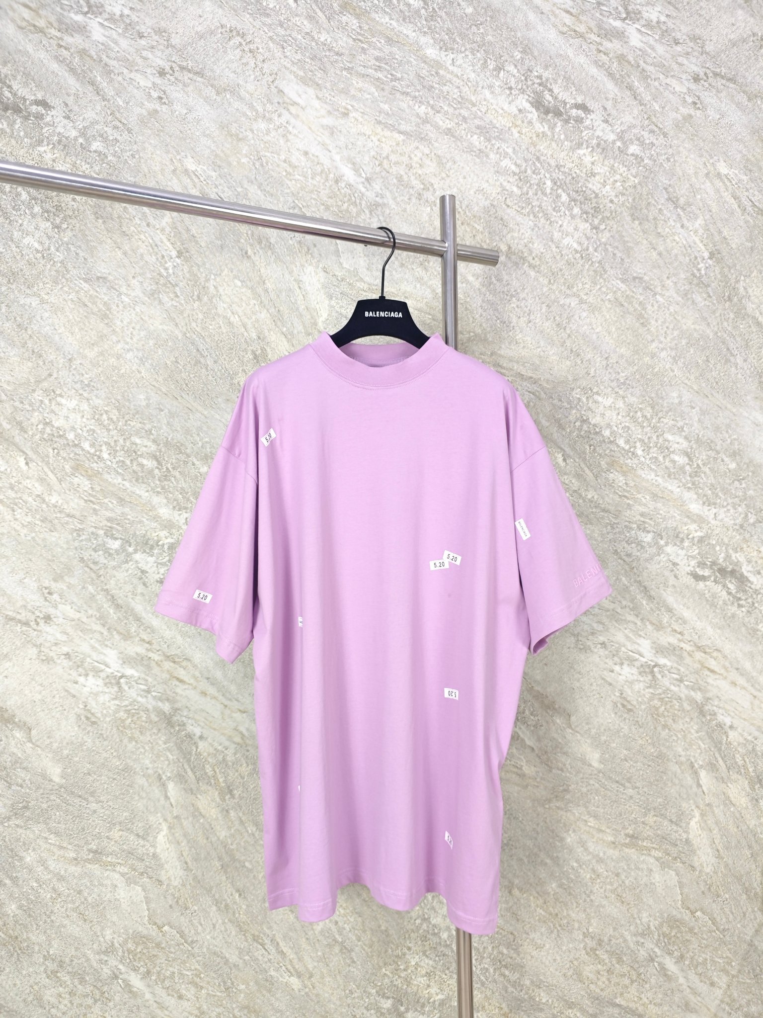 NO:825756,The top quality BLCG 26SS520 sticky note TEE fabric is made of 24 counts of 240g plain cotton. It has a soft and waxy texture like a soft mist on the hand, while retaining just the right amount of stiffness. It will not lose the silhouette due to softness, nor will it feel pressed against the skin due to being too hard. '5.20' sticky note printing is scattered on the body of the garment. XS-L, Chrome Hearts-Clothing, chrome hearts,19860909顶级品质 BLCG 26SS520便利贴TEE 面料采用24支240克平纹棉上手自带柔雾般的软糯质感,同时保留恰到好处的挺括筋骨,不会因软塌失去版型轮廓,也不会因过硬产生压肤感.衣身散落的 “5.20” 便利贴印花 XS-L,克罗心-服装,chrome hearts,,Women's clothing