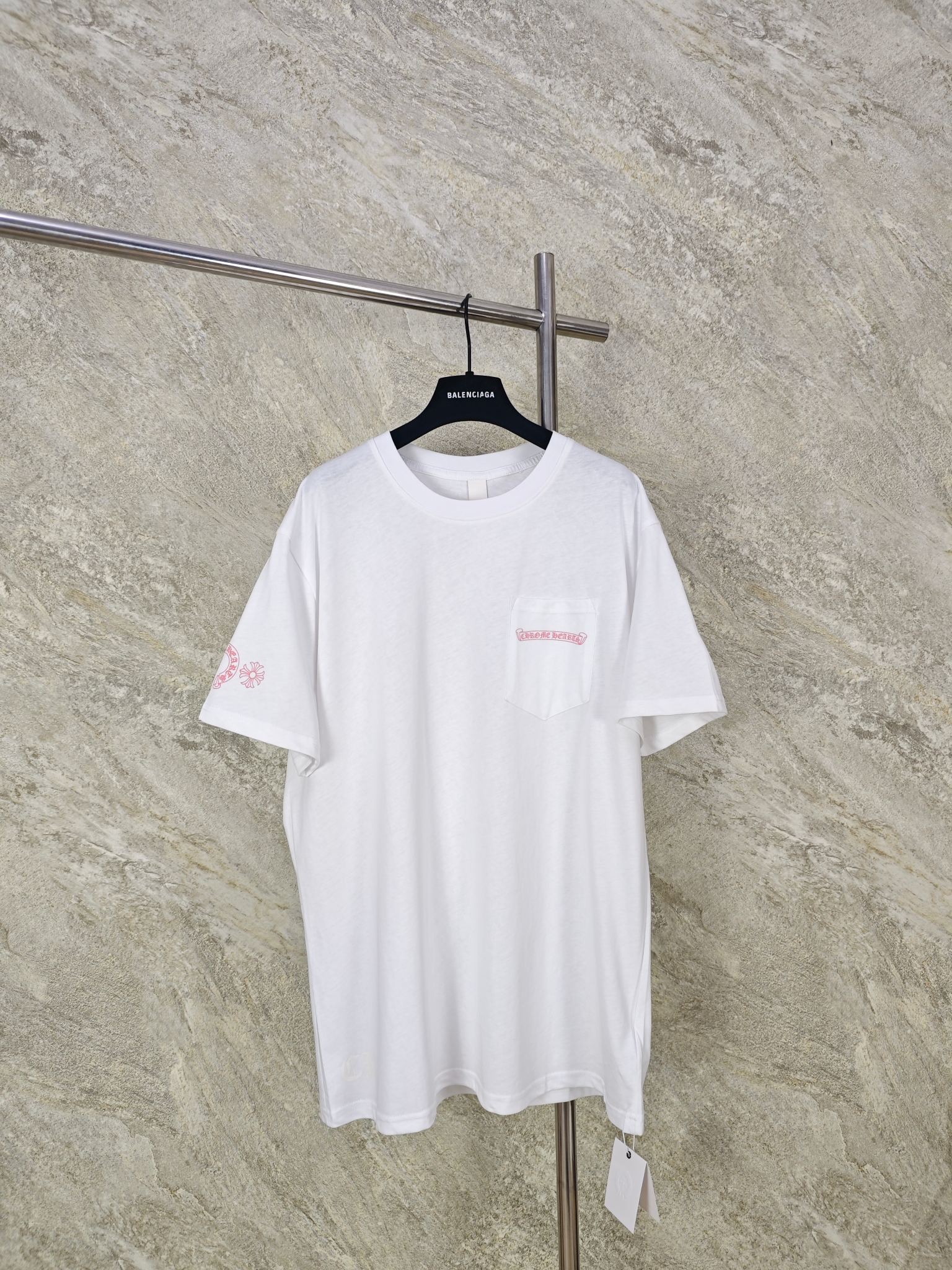 NO:825784,Top quality [ready in stock] Chrome Hearts Tokyo limited cherry blossom pink printed short sleeves. The fabric is made of 26-woven 200g pure cotton. The collar label is made of imported whole lambskin, die stamped and sewn. The printing is unusual glue printing. The limited edition uses suede foam printing. The feel is very good. SIZE S M L, Chrome Hearts-clothing, chrome hearts, chrome hearts, T-shirt, sheepskin,19860909顶级品质 ［现货］ Chrome Hearts 东京限定樱花粉印短袖 面料采用26织200g纯棉料 领标用了进口整张小羊皮开模冲压缝制 印花非普通的胶浆印花 限定版本用的是绒面发泡印 手感非常好 SIZE S M L,克罗心-服装,chrome hearts,chrome hearts,T-shirt,sheepskin,,Women's clothing