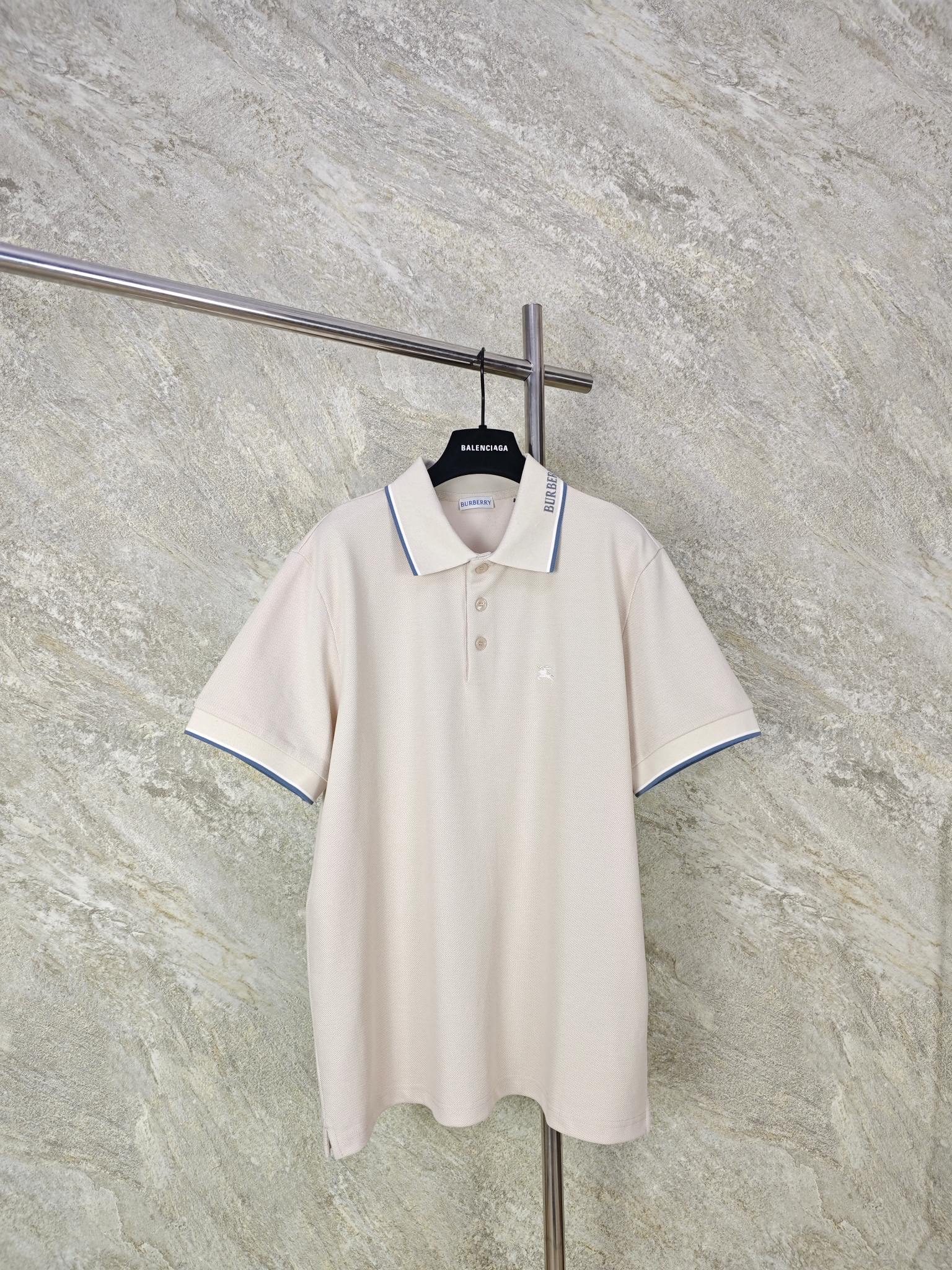 NO:827164,Top-quality BUR letter logo POLO shirt uses cotton as the base and a small amount of elastic fiber blended pique fabric. It forms a concave and convex mesh texture through a special knitted coil structure. Each group of coils are interlaced with each other to form a breathable 'small honeycomb' structure. The feeding of elastic fiber greatly improves the wrinkle resistance of the fabric, and it is not easy to leave marks when folded at will. Daily wear is always smooth and neat. SizeS M L XL, Burberry - Clothing, burberry,19860909顶级品质 BUR字母标识POLO衫 选用棉为基底喂入少量弹性纤维混纺而成的珠地布面料,通过特殊的针织线圈结构形成凹凸的网眼纹理,每一组线圈相互交错,构成透气的“小蜂巢”结构.弹性纤维的喂入,大幅提升面料抗皱性,随意折叠也不易留痕,日常穿着始终平整利落. SizeS M L XL,博柏利-服装,burberry,,Women's clothing
