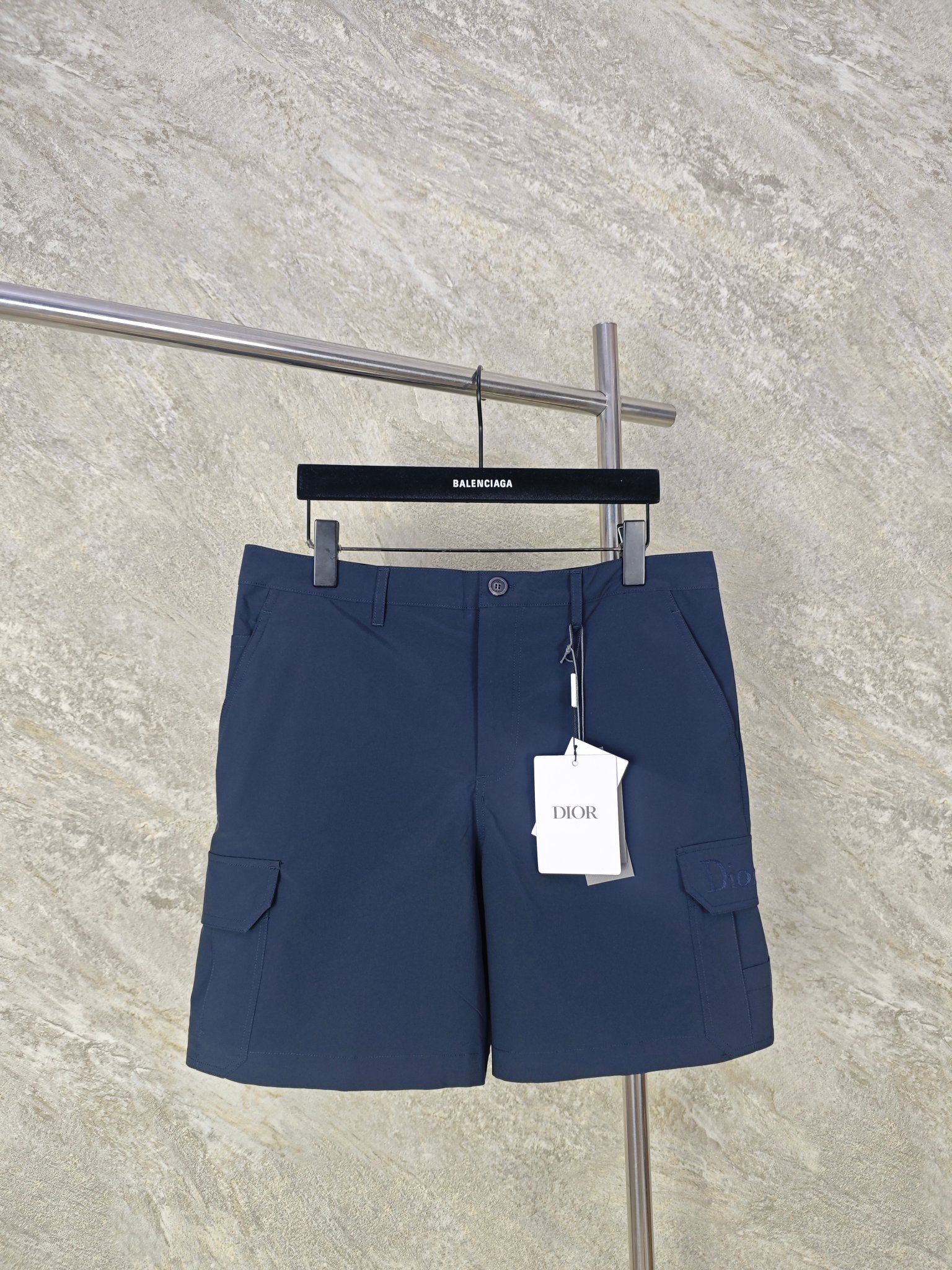 NO:827156,Top-quality Dior letter logo embroidered work shorts are made of navy blue technical fabric woven from high-density polyester fiber. It has a delicate and smooth touch, with a stiff and drapey feel, which is not easy to wrinkle and deform. The fabric is breathable, moisture-absorbent and non-sticky, making it light and burdenless for daily wear. Thanks to the high-fixation dyeing process, it is not easy to fade and turn white when washed, and is wear-resistant and anti-snagging. It can still maintain a neat texture after long-term wear. Size: 46 48 50  52,Dior-clothing,dior,dior,shorts,19860909顶级品质 Dior字母标识绣花工装短裤 甄选高密聚酯纤维编织而成的海军蓝科技面料,触感细腻顺滑,自带挺括垂坠感,不易起皱不易变形.面料透气疏爽、吸湿不粘身,日常穿着轻盈无负担；高固色染色工艺加持,水洗不易褪色发白,耐磨抗勾丝,长久穿着依旧版型利落质感在线. Size:46 48 50 52,迪奥-服装,dior,dior,shorts,,Women's clothing