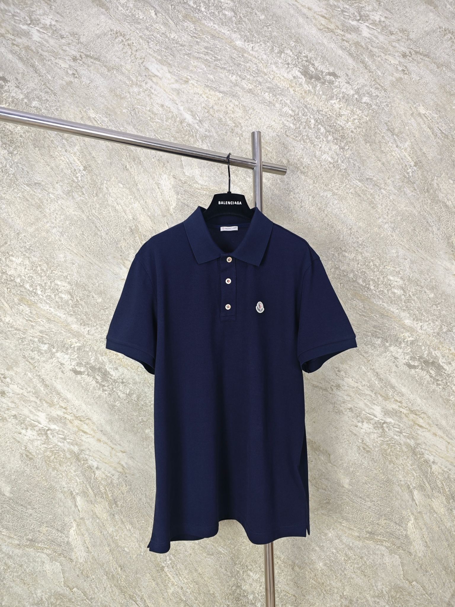NO:827941,Top Quality MONC Logo Patch POLO Shirt  Cotton is selected using pique knitting technology, and a concave and convex mesh texture is formed through a special knitted coil structure. Each group of coils is interlaced with each other to form a breathable 'small honeycomb' structure, forming a pique cloth with a weight of 200g/㎡, taking into account both stiffness and drape. The pique mesh structure forms a natural breathable channel, which can quickly export moisture from the body surface without causing sweating. At the same time, the pique texture is delicate and layered, and is visually matte and low-key.  SizeSMLXL,Meng Mou-clothing,Moncler,19860909顶级品质 MONC标识贴片POLO衫 选用棉采用珠地针织工艺,通过特殊的针织线圈结构形成凹凸的网眼纹理,每一组线圈相互交错,构成透气的“小蜂巢”结构,形成克重达200g/㎡的珠地布,兼顾挺括感与垂坠性.珠地网眼结构形成天然透气通道,能快速导出体表湿气,不闷汗,同时珠地纹理细腻且富有层次,视觉上哑光低调 SizeSMLXL,蒙口-服装,Moncler,,Women's clothing