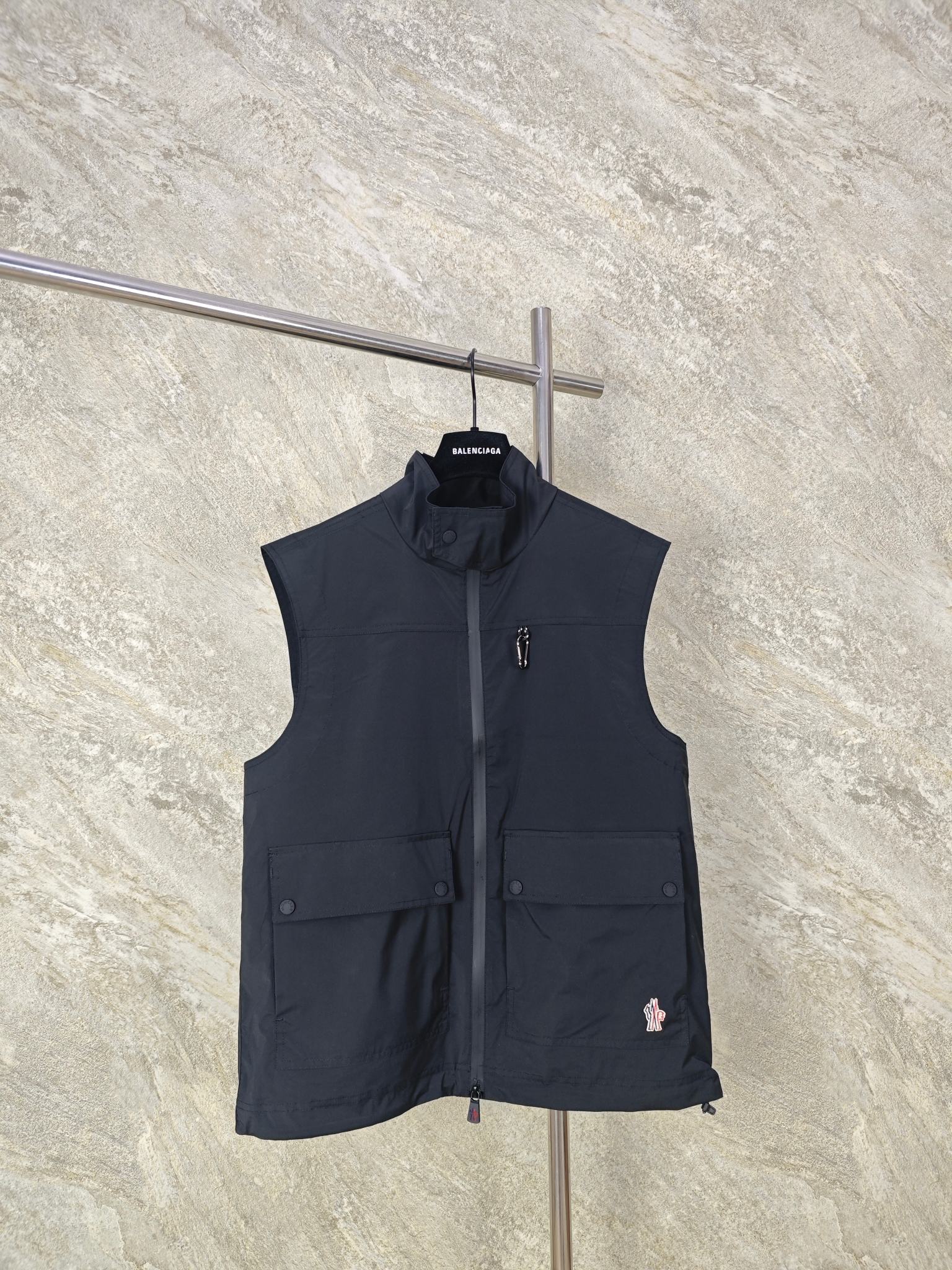 NO:827948,The top-quality Monler reflective logo outdoor vest is made of nylon as the main fabric, which has high-strength tear-resistant and abrasion-resistant properties. The surface has been specially treated to be wind- and water-repellent, and combined with the inner coating, it can achieve 'windproof and water-proof' protection while retaining the lightweight nature of the fabric. It does not feel heavy and restrictive when worn alone. Size: 1234, Moncler, Moncler,19860909顶级品质 Monler反光标识户外马甲 采用锦纶主面料,其本身具备高强度抗撕裂、耐磨损特性,且表面经过特殊拒风拒水处理,配合内层覆膜,实现“风穿不透、水泼不进”的防护力,同时保留面料轻量化特质,成衣之后单穿无厚重束缚感. Size:1234,蒙口-服装,Moncler,,Women's clothing