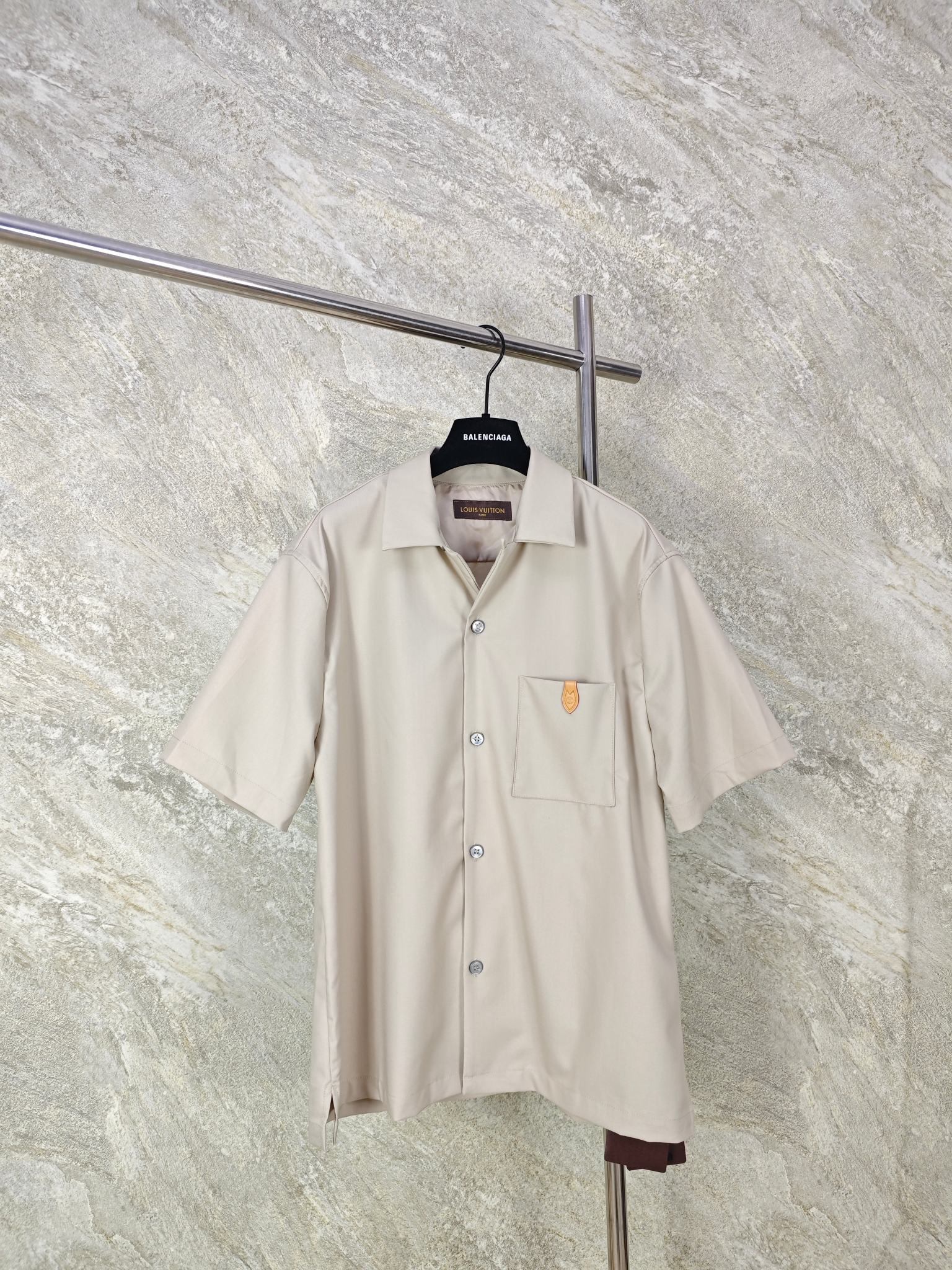 NO:830697,Top quality LV 26SS silk and cotton velvet blend open collar logo shirt, genuine 13200 purchased and developed, 46 mulberry silk, 27 cotton, 27 cashmere jersey fabric 210 grams, size 37 38 39 40, Louis Vuitton-clothing, louis vuitton, louis vuitton, shirts,19860909顶级品质 LV 26SS丝棉绒混纺开领标识衬衫 正品13200购入开发,46桑蚕丝 27棉 27羊绒平纹针织面料210克 尺码37 38 39 40,路易威登-服装,louis vuitton,louis vuitton,shirts,,Women's clothing