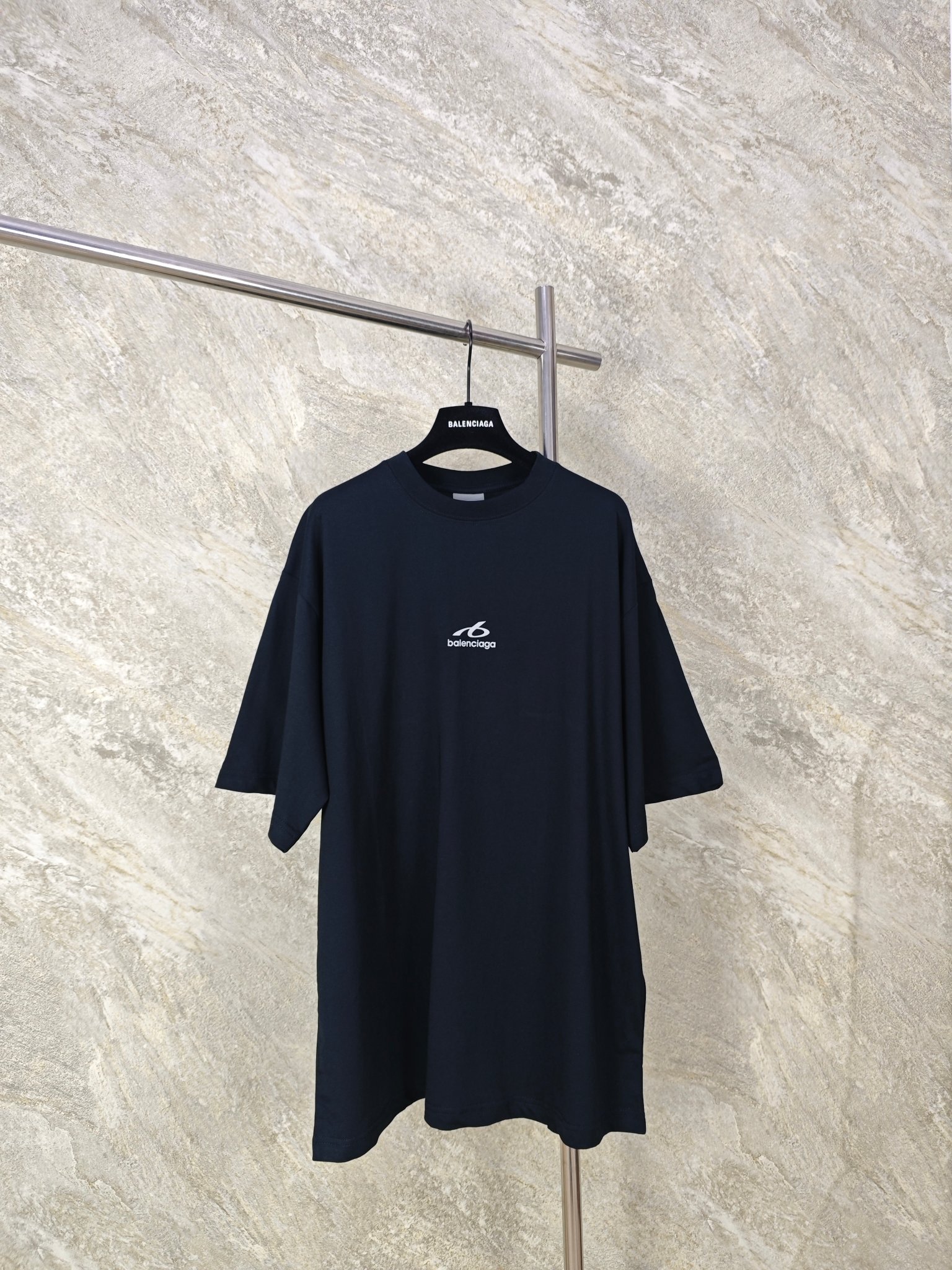 NO:853520,Top quality Blcg reflective ring logo letters round neck short sleeves. Made of 24-count special woven compact cotton plain fabric with a weight of 185g/㎡; 32-count 1×1 rib with a weight of 270g/㎡. The fabric is a medium-thick knit that is both stiff and comfortable, embellished with special reflective logo letters, Balenciaga - clothing, balenciaga, T-shirt,19860909顶级品质 Blcg反光环标字母圆领短袖 采用24支特纺紧密棉平纹面料,克重为185g/㎡；32支1×1罗纹,克重为270g/㎡.面料属于兼具挺括与舒适的中厚型针织,特殊反光标识字母点缀,巴黎世家-服装,balenciaga,T-shirt,,Women's clothing