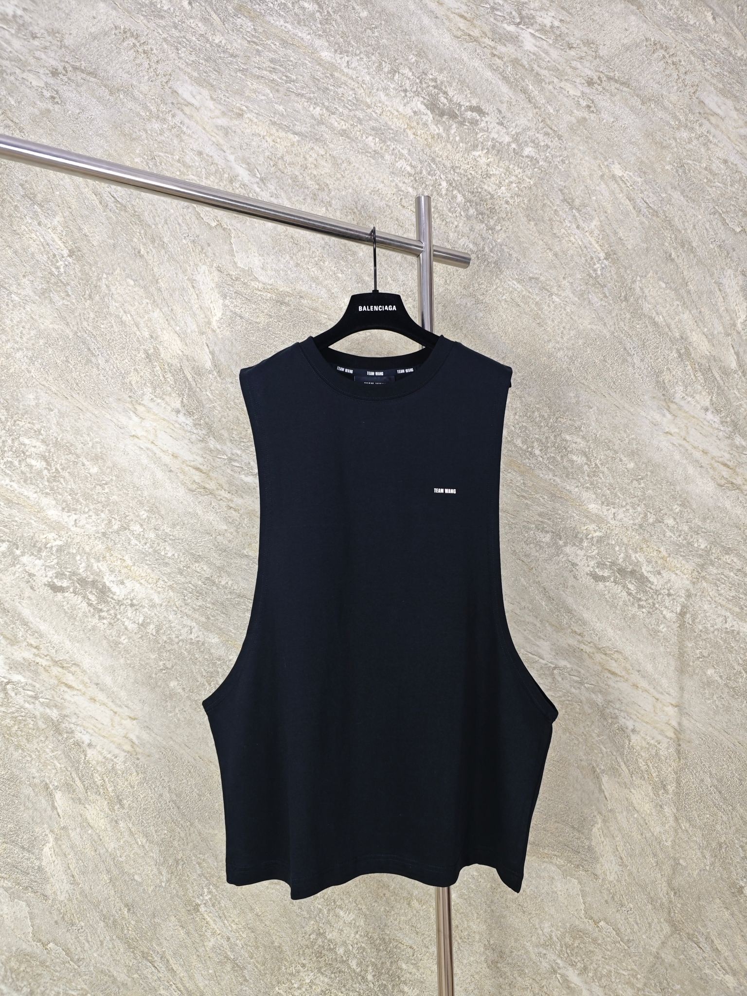 NO:830758,Top quality TEAM WANG Wang Jiaer's self-owned brand adopts a minimalist sports style, dominated by black aesthetics, with the iconic white logo and detailed design (such as metal ventilation holes on the back of the collar), integrating fashion and art. It conveys a sense of strength through simple design, while paying attention to detail innovation, such as the ventilation hole design for hanging accessories, which is both practical and symbolic, reflecting the brand's ultimate pursuit of quality and details. The ultra-thick rubberized logo threads on the front and back are hot-glued on small details, making it unique.  Fabric: 250g heavy combed cotton, color black, size 0-1-2, men's clothing,19860909顶级品质 TEAM WANG王嘉尔压胶背心 王嘉尔自主品牌 采用极简运动风,以黑色美学为主导,搭配标志性白色Logo和细节设计（如领后金属透气孔）,将时尚与艺术融合.通过简约设计传递力量感,同时注重细节创新,如可悬挂配饰的透气孔设计,既实用又具象征意义,体现品牌对品质和细节的极致追求. 前后超厚压胶logo螺纹小细节烫胶,别具一格. 面料250克重磅精梳纯棉 颜色黑 码数0-1-2码,男装,,Women's clothing