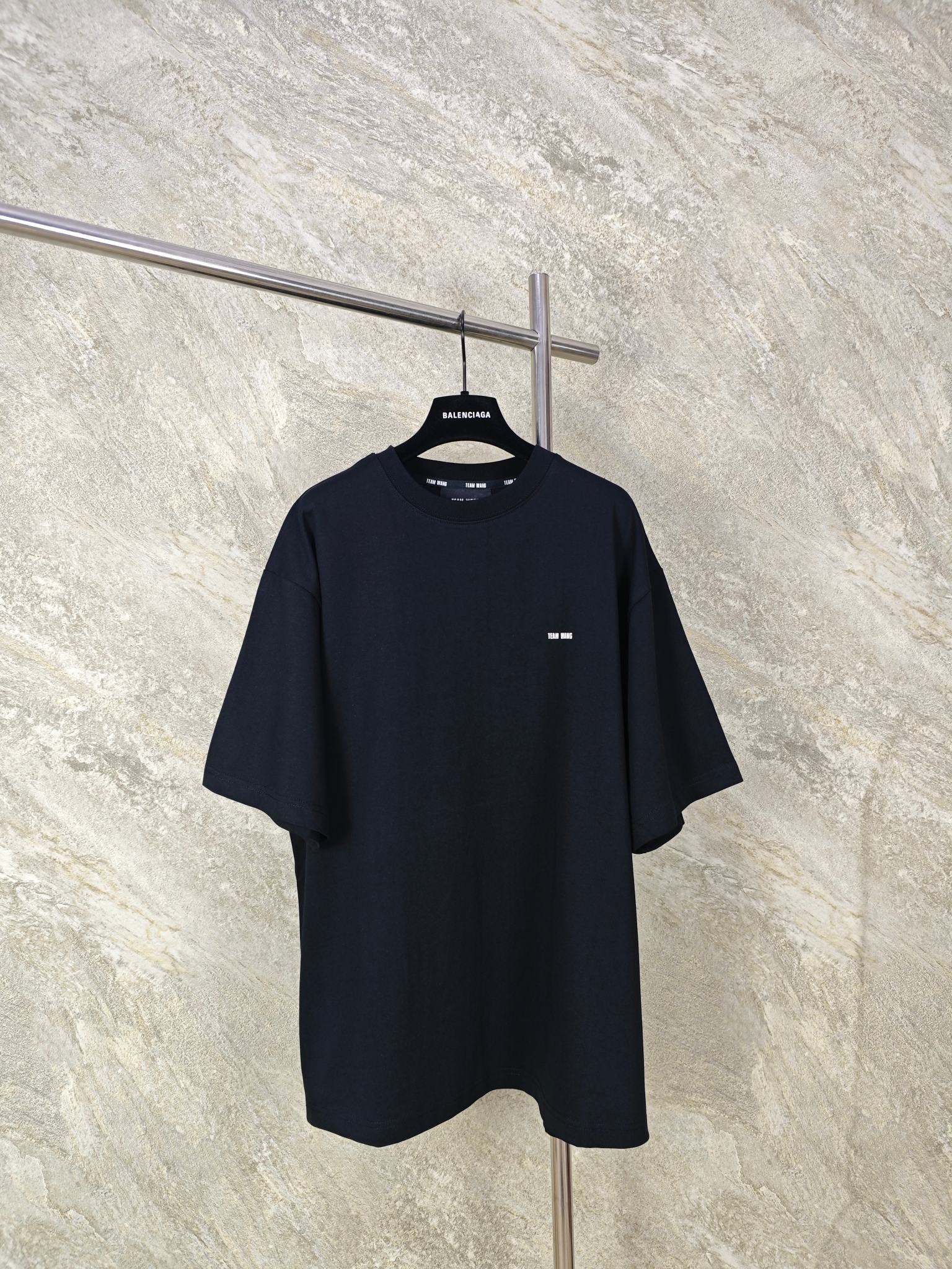 NO:830749,Top-quality TEAM WANG Wang Jiaer's taped short-sleeve, Wang Jiaer's own brand, adopts a minimalist sports style, dominated by black aesthetics, with the iconic white logo and detailed design (such as metal ventilation holes on the back of the collar), integrating fashion and art. It conveys a sense of strength through simple design, while paying attention to detail innovation, such as the ventilation hole design for hanging accessories, which is both practical and symbolic, reflecting the brand's ultimate pursuit of quality and details.  Ultra-thick glued logo threads on the front and back, small details and hot glue, unique. Fabric: 250g heavy combed cotton, black color, size 0-1-2, men's clothing, T-shirt,19860909顶级品质 TEAM WANG王嘉尔压胶短袖 王嘉尔自主品牌 采用极简运动风,以黑色美学为主导,搭配标志性白色Logo和细节设计（如领后金属透气孔）,将时尚与艺术融合.通过简约设计传递力量感,同时注重细节创新,如可悬挂配饰的透气孔设计,既实用又具象征意义,体现品牌对品质和细节的极致追求. 前后超厚压胶logo螺纹小细节烫胶,别具一格. 面料250克重磅精梳纯棉 颜色黑 码数0-1-2码,男装,T-shirt,,Women's clothing