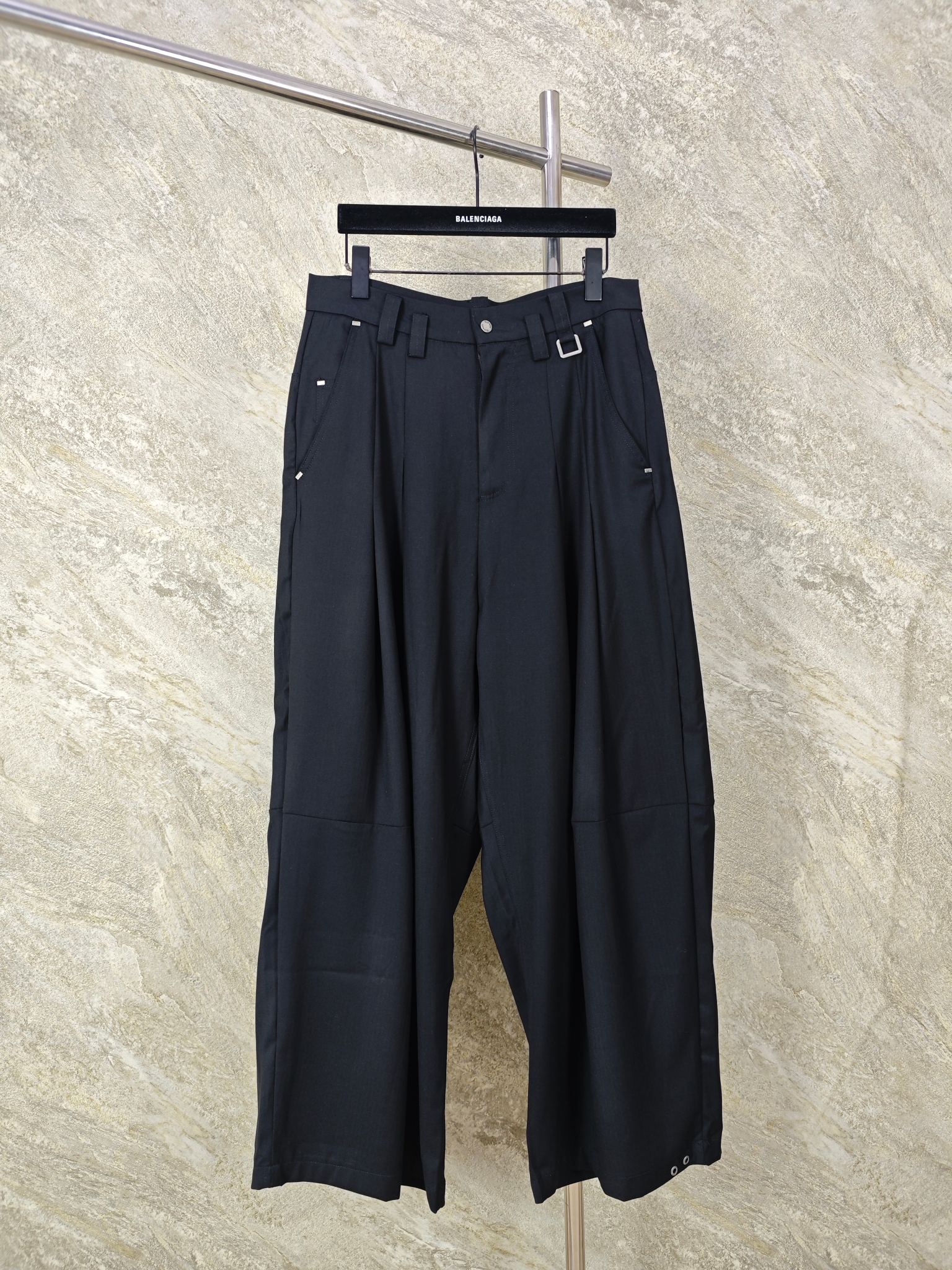 NO:830734,Top quality TEAM WANG Wang Jiaer wool blend wide-leg trousers Wang Jiaer's own brand adopts minimalist sports style, dominated by black aesthetics, with iconic white logo and detailed design (such as metal ventilation holes on the back of the collar), integrating fashion and art. It conveys a sense of power through simple design, while paying attention to detail innovation, such as the ventilation hole design for hanging accessories, which is both practical and symbolic, reflecting the brand's ultimate pursuit of quality and details. Made of wool blended fabric, super soft and comfortable, black color  Size 0-1-2, men's clothing,19860909顶级品质 TEAM WANG 王嘉尔羊毛混纺阔腿长裤 王嘉尔自主品牌 采用极简运动风,以黑色美学为主导,搭配标志性白色Logo和细节设计（如领后金属透气孔）,将时尚与艺术融合.通过简约设计传递力量感,同时注重细节创新,如可悬挂配饰的透气孔设计,既实用又具象征意义,体现品牌对品质和细节的极致追求. 采用羊毛混纺面料 超级柔软舒适 颜色黑 码数0-1-2码,男装,,Women's clothing