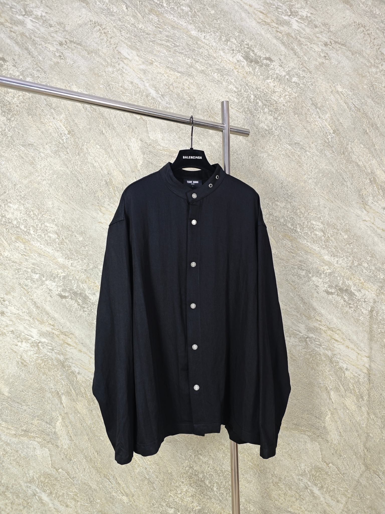 NO:830743,Top quality TEAM WANG Wang Jiaer cupro ammonia silk blend henley collar shirt Wang Jiaer's own brand adopts minimalist sports style, dominated by black aesthetics, with iconic white logo and detailed design (such as metal ventilation holes on the back of the collar), integrating fashion and art. It conveys a sense of strength through simple design, while paying attention to detail innovation, such as the ventilation hole design for hanging accessories, which is both practical and symbolic, reflecting the brand's ultimate pursuit of quality and details. Cupro ammonia silk blend fabric is super comfortable  It won’t be too hot in summer. The color is black. The size is 0-1-2. Men’s clothing, shirts.19860909顶级品质 TEAM WANG 王嘉尔铜氨丝混纺亨利领衬衫 王嘉尔自主品牌 采用极简运动风,以黑色美学为主导,搭配标志性白色Logo和细节设计（如领后金属透气孔）,将时尚与艺术融合.通过简约设计传递力量感,同时注重细节创新,如可悬挂配饰的透气孔设计,既实用又具象征意义,体现品牌对品质和细节的极致追求. 铜氨丝混纺面料 超级舒适 夏天也不会很热 颜色黑 码数0-1-2码,男装,shirts,,Women's clothing