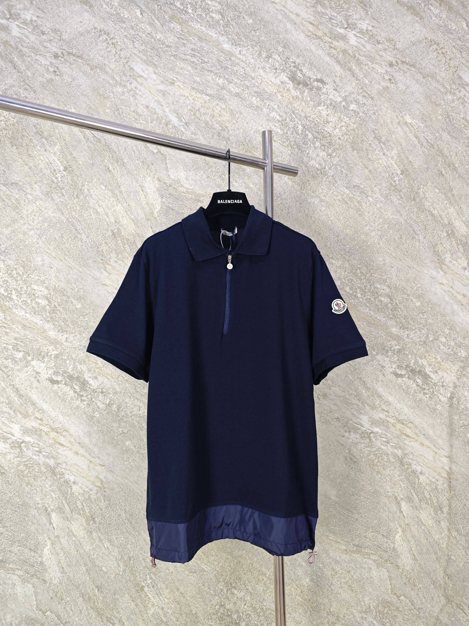 NO:862567,Top quality MONCLER 26SS logo patch half-zip short-sleeved POLO shirt, genuine product purchased and developed at 3650, 220 grams of cotton pique cloth, nylon fabric hem cloth, customized zipper puller, size S M L XL, mask-clothing, Moncler, T-shirt,19860909顶级品质 MONCLER 26SS徽标贴片半拉链短袖POLO衫 正品3650购入开发,全棉珠地布220克,尼龙面料下摆布,定制拉链头 尺码S M L XL,蒙口-服装,Moncler,T-shirt,,Women's clothing
