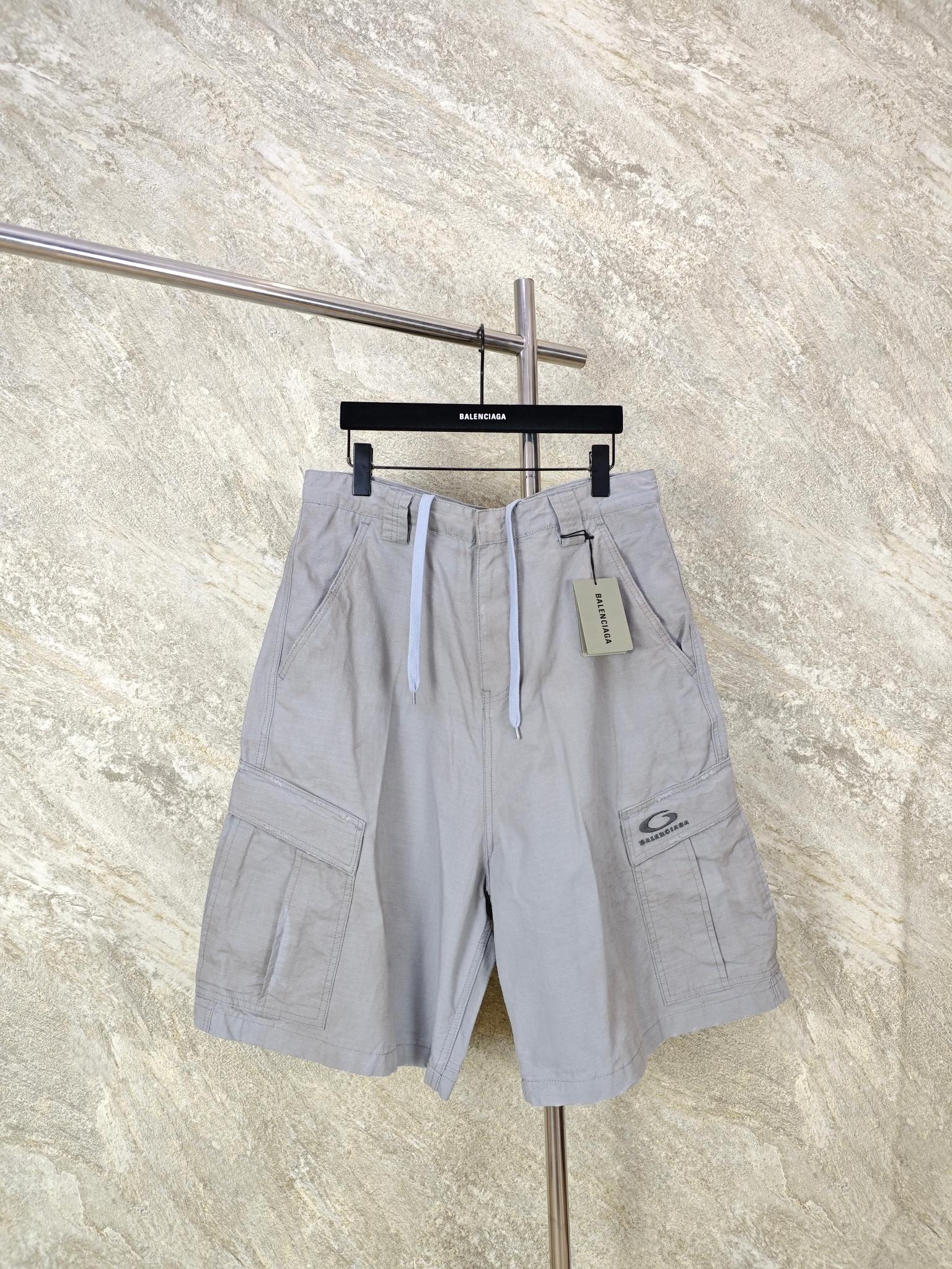 NO:853413,Top quality BLCG workwear heavy-duty shorts Size: (XS S M L) 240g 7-part color matching and color matching. Cutting pieces are close to 50 pieces. The labor cost is exploding. After the finished product, Ma 6 is dirty and hand-worn. Behringer embroidery is three-dimensional and full. The pattern has not been changed. The details of the hardware molding are restored, Balenciaga-clothing, balenciaga, shorts,19860909顶级品质 BLCG 工装重工短裤 Size:(XS S M L) 对版240g7分格颜色对版打色 裁片接近五十片 工费爆炸 成品后马6做脏手工磨破 百灵达绣花立体饱满 版型一刀未改 五金开模细节还原,巴黎世家-服装,balenciaga,shorts,,Women's clothing