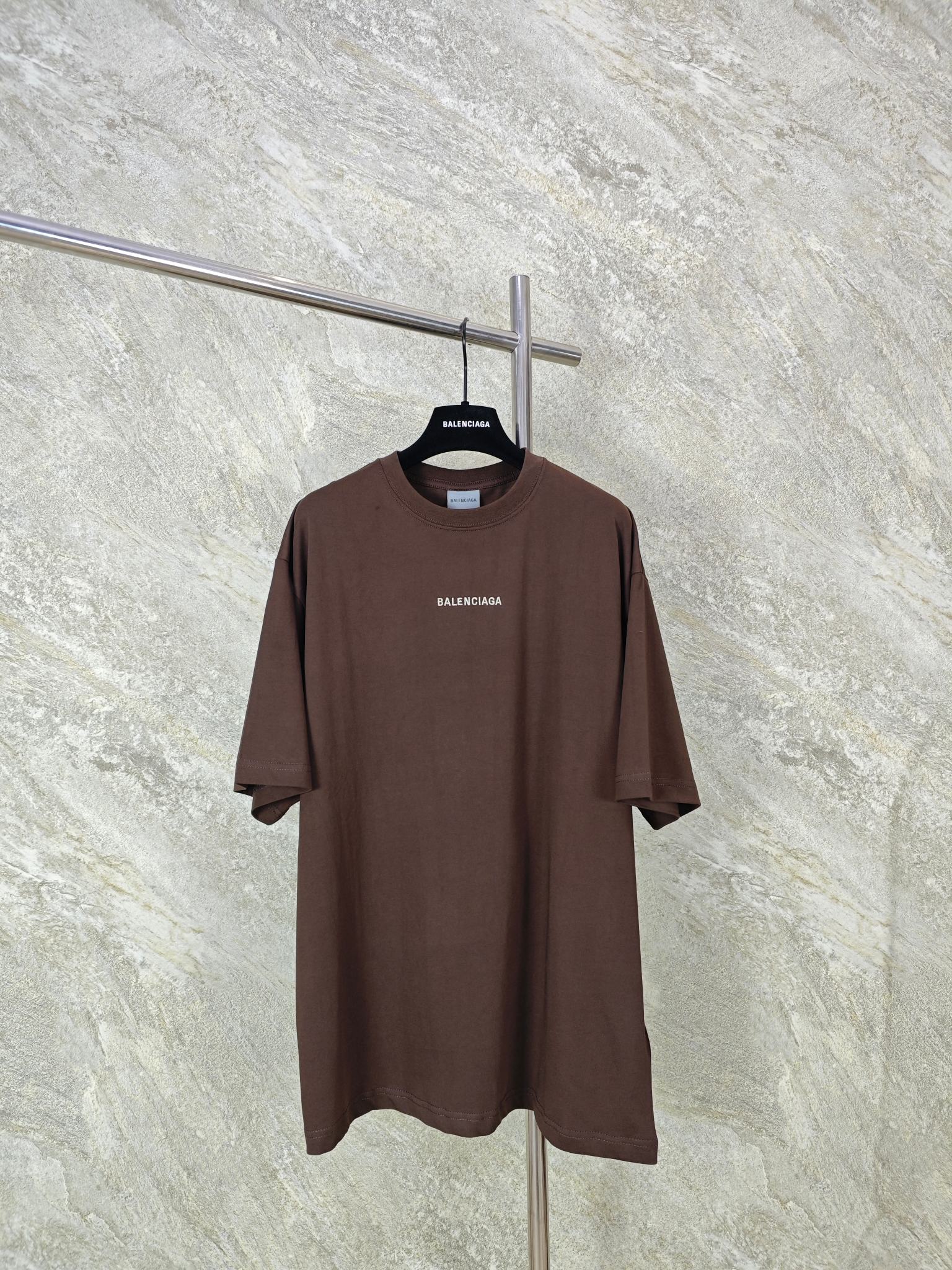 NO:853449,Top quality Blcg brown classic letter embroidered round neck short sleeves. Made of 24-count special woven tight double-sided plain fabric with a weight of 250g/㎡; 24-count 1×1 rib with a weight of 200g/㎡. The fabric is a medium-thick knit that is both stiff and comfortable, Balenciaga-clothing, balenciaga, T-shirt,19860909顶级品质 Blcg棕色经典字母刺绣圆领短袖 采用24支特纺紧双面平纹面料,克重为250g/㎡；24支1×1罗纹,克重为200g/㎡.面料属于兼具挺括与舒适的中厚型针织,巴黎世家-服装,balenciaga,T-shirt,,Women's clothing
