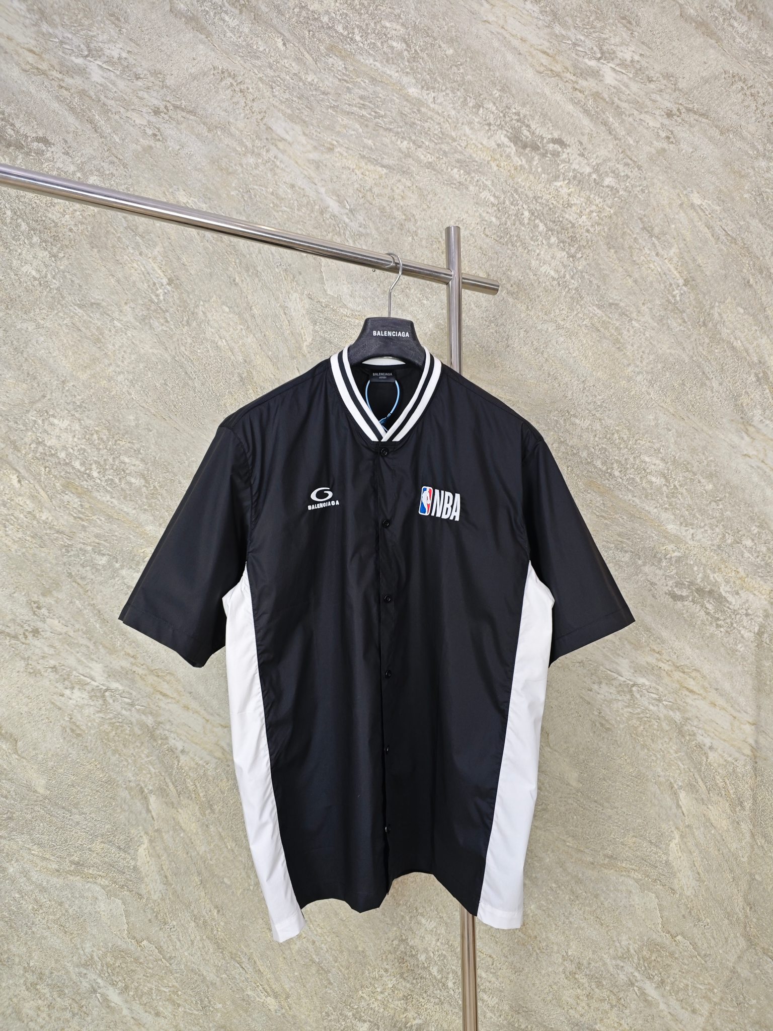NO:853425,Top quality Blcg Balenciaga x NBA SS26 joint series Cotton poplin short-sleeved contrasting V-neck straight hem Baseball men's and women's short-sleeved T-shirt High weight 1:1 double yarn rib, whole garment customized thread heavy craft splicing, front and rear right sleeves using imported Tajima machine 100,000-needle tatami embroidery and patch embroidery process Color: Colorblock black Size XS S M  L, Balenciaga-clothing,balenciaga,T-shirt,tees,t-shirt,19860909顶级品质 Blcg巴黎世家 x NBA SS26 联名系列 棉府绸短袖撞色V领直下摆 棒球男女同款短袖T恤 高克重1比1双纱罗纹,整衣定制螺纹重工艺拼接,前后幅右袖采用进口田岛机十万针榻榻米刺绣跟贴布刺绣工艺 颜色: 拼色黑 尺码XS S M L,巴黎世家-服装,balenciaga,T-shirt,tees，t-shirt,,Women's clothing
