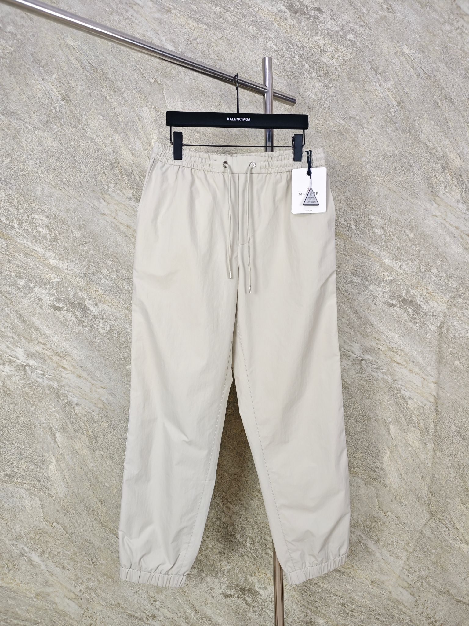 NO:862557,Top-quality Moncler stripe-trimmed ankle-length quick-drying trousers are made from high-density nylon quick-drying blended fabrics. The twill high-density weaving is paired with a matte washed wrinkle process. The fabric surface has a natural micro-pleated matte texture, which is high-grade and non-reflective. The high-density weaving method reinforces the fabric body, is anti-scratch and anti-snagging and does not pill. It will not become loose or deformed after multiple washings. The hollow breathable structure allows it to quickly wick away moisture and is not stuffy or sticky to the skin.  Size:46485052,Meng Mou-clothing,Moncler,19860909顶级品质 Moncler条纹饰边束脚速干裤 甄选高密锦纶速干混纺面料,斜纹高密织造搭配哑光水洗皱感工艺,布面自带自然微褶哑光肌理,质感高级、不反光.高密织法加固布身,防刮防勾丝不起球,多次洗涤不松垮、不变形.中空透气结构的加持,使其能快速导湿排汗,不闷不粘肤 Size:46485052,蒙口-服装,Moncler,,Women's clothing