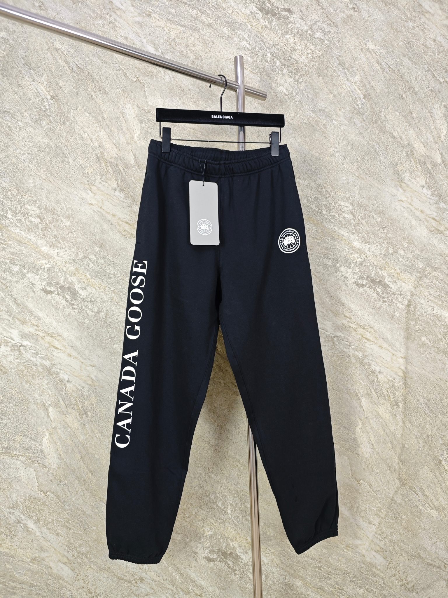 NO:862578,Top quality CAN GOOSE big goose letter pattern printed sweatpants are made of single-sided fish scale fabric woven with cotton as the base. The front is a smooth knitted surface, and the skin-contact surface is formed into three-dimensional terry through the floating knitting technology of the knitting machine, which increases the fluffiness and has a delicate touch. The terry structure absorbs large amounts of water and evaporates quickly, and is not easy to loosen and deform after repeated washing. SizeSMLXL, men's clothing,19860909顶级品质 CAN GOOSE大鹅字母图案印花运动裤 采用棉为基底编织而成的单面鱼鳞布面料,正面为平滑的针织面,触肤面通过针织机的浮线编织技术形成立体的毛圈,增加蓬松感, 同时触感细腻.毛圈结构吸水量大且蒸发快,多次洗涤不易松散变形. SizeSMLXL,男装,,Women's clothing