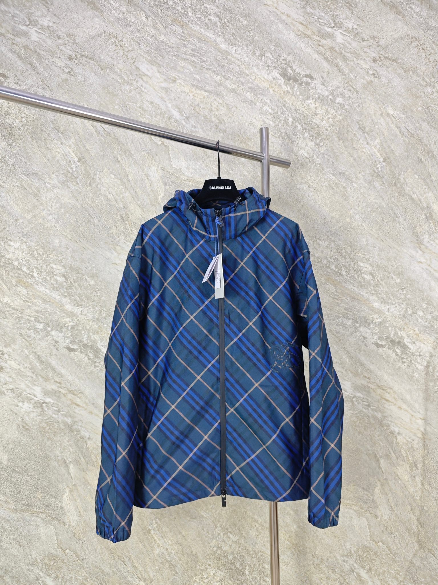 NO:862587,Top quality BURBERRY dark blue diagonal pattern embroidered jacket is made of high-density woven fabric woven from polyester fiber. It has specific high-strength, anti-wrinkle and quick-drying properties. The high-density weave increases its durability and windproofness, has excellent breathability, and has a subtle texture on the surface. The fabric characteristics make the appearance more crisp, the color saturated, and the texture improved. SIZE: SMLXL, Burberry - clothing, burberry, jackets & coats,19860909顶级品质 BURBERRY深蓝色斜格纹饰刺绣夹克 选用聚酯纤维编织而成的高密度梭织面料.其本身具体高强度,抗皱和快干的特性,高密织法增加其耐用性和防风性,透气性俱佳,表面呈现细微的纹理.面料特性使外观更挺括,色彩饱和,提升质感. SIZE:SMLXL,博柏利-服装,burberry,jackets & coats,,Women's clothing