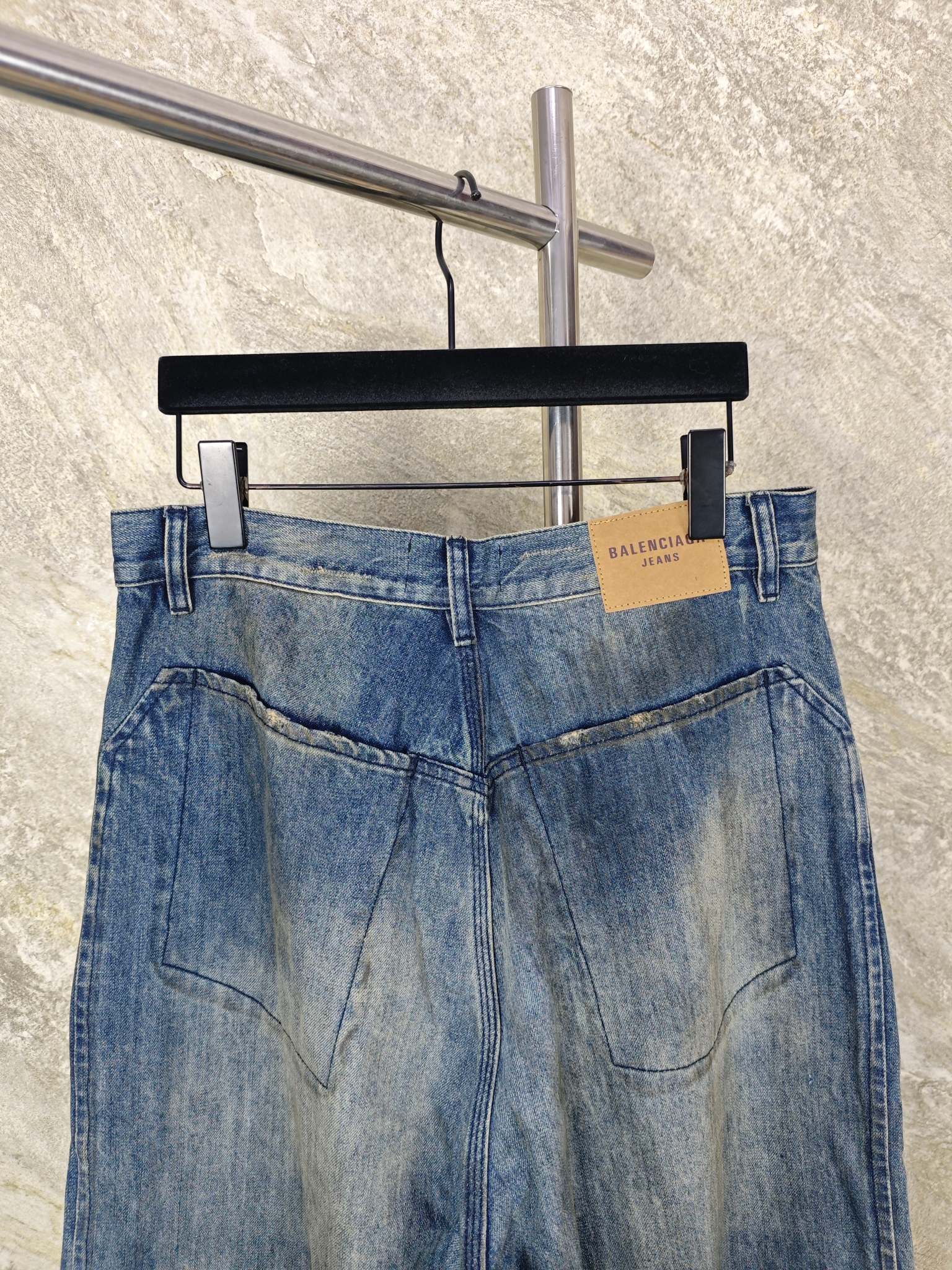 발렌시아가 데미지 가공 자수 패치 남성 바지 상세 이미지 8