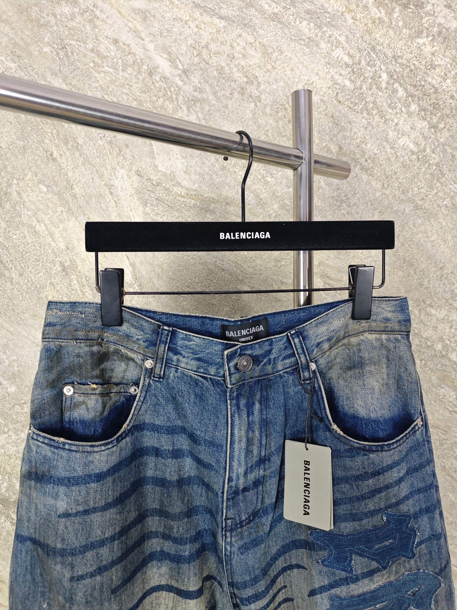 발렌시아가 데미지 가공 자수 패치 남성 바지 상세 이미지 6