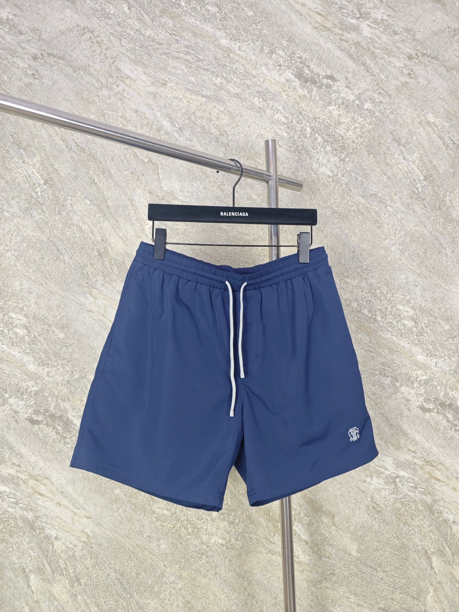 NO:862607,Top quality BC embroidered solid color beach pants are made of 80D fine denier polyester plain weave. The fabric surface is smooth and wrinkle-free. It has anti-wrinkle and anti-tear properties and will not be easily deformed after repeated washing. The fabric has been hydrophilically treated and has a very low moisture regain rate. It can be dried quickly after getting wet, saying goodbye to the sticky feeling. Size: SMLXL, Men's Clothing,19860909顶级品质 BC饰刺绣纯色沙滩裤 采用80D细旦聚酯纤维平纹织造而成,布面平滑无褶皱,自带抗皱、抗撕裂属性,反复水洗不易变形.面料经过亲水处理,回潮率极低,湿水后可快速晾干,告别粘腻感. Size:SMLXL,男装,,Women's clothing